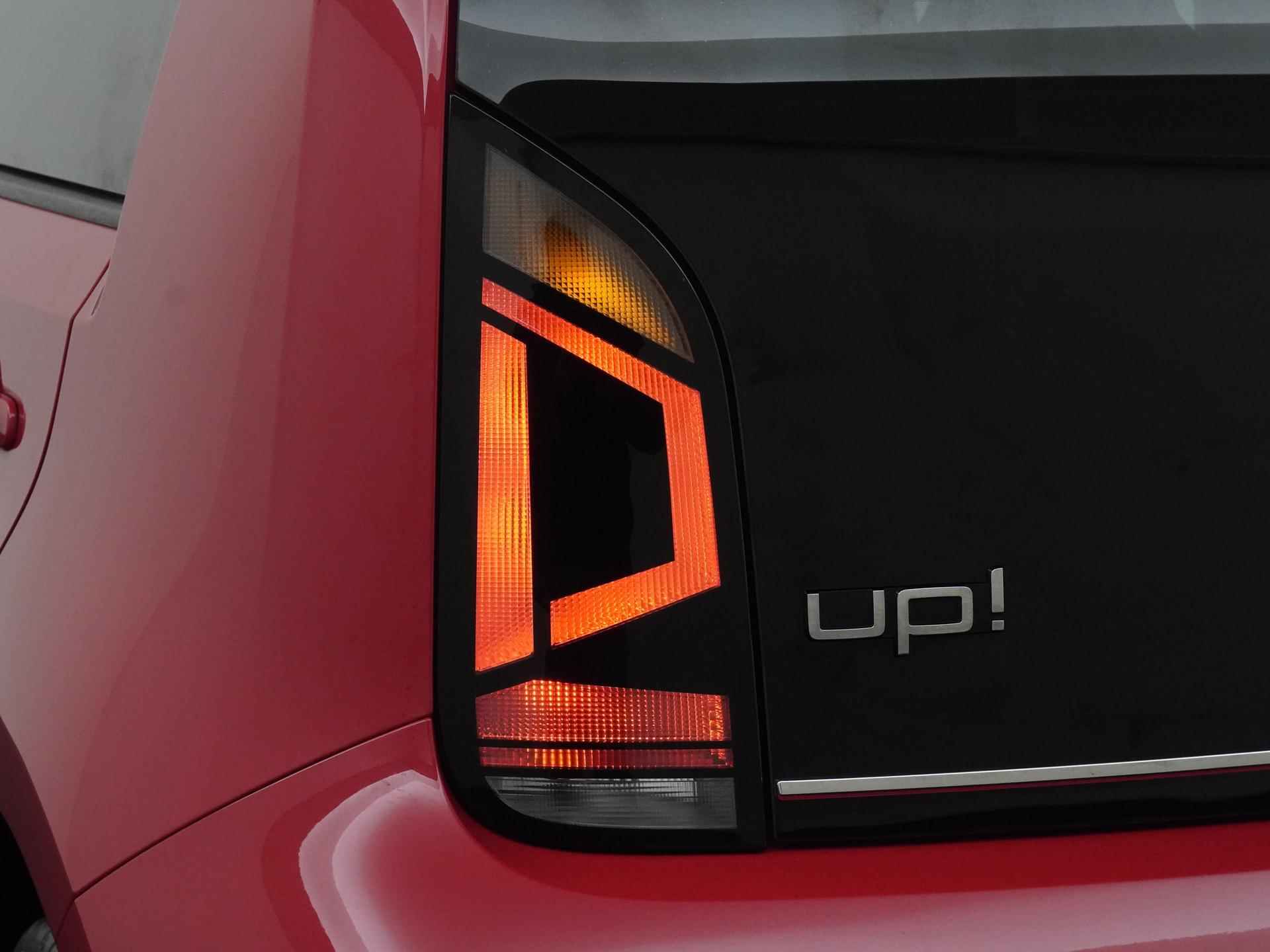 Volkswagen Up! 1.0 BMT high up! | Camera | Stoelverwarming | Lichtmetalen Velgen | Zondag Open! - 17/30