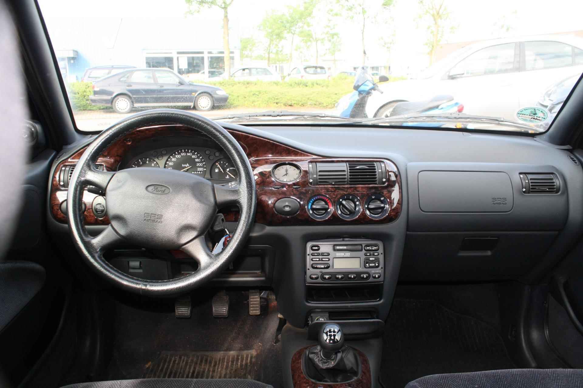 Ford Escort 1.6 Ghia - 8/25