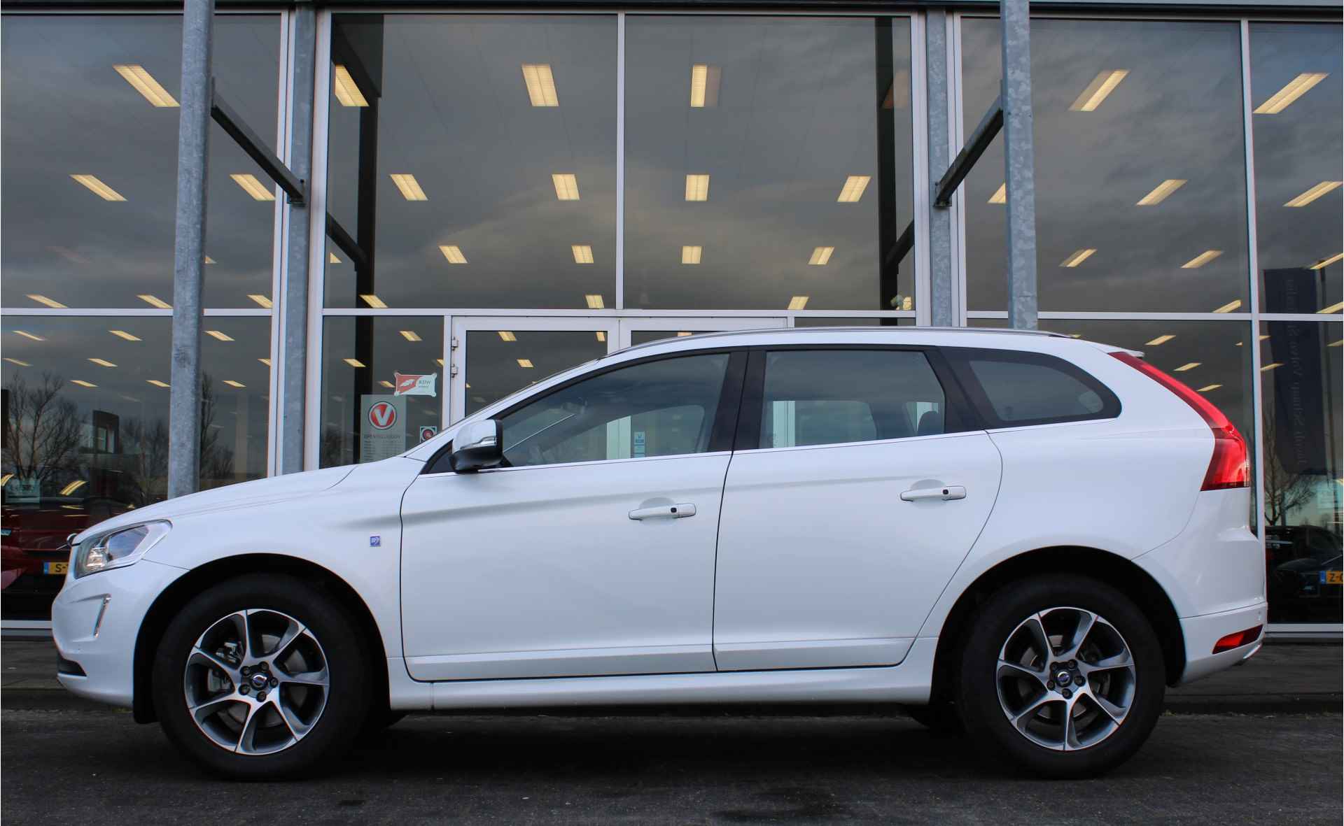 Volvo XC60 2.0 D4 FWD Ocean Race | Pano Dak | Keyless | Leer | Elec stoel | Park Assist Camera | Stoelverwarming - 2/65