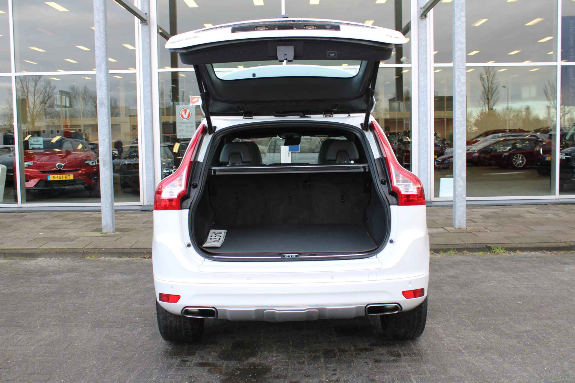 Volvo XC60 2.0 D4 FWD Ocean Race | Pano Dak | Keyless | Leer | Elec stoel | Park Assist Camera | Stoelverwarming - 6/65