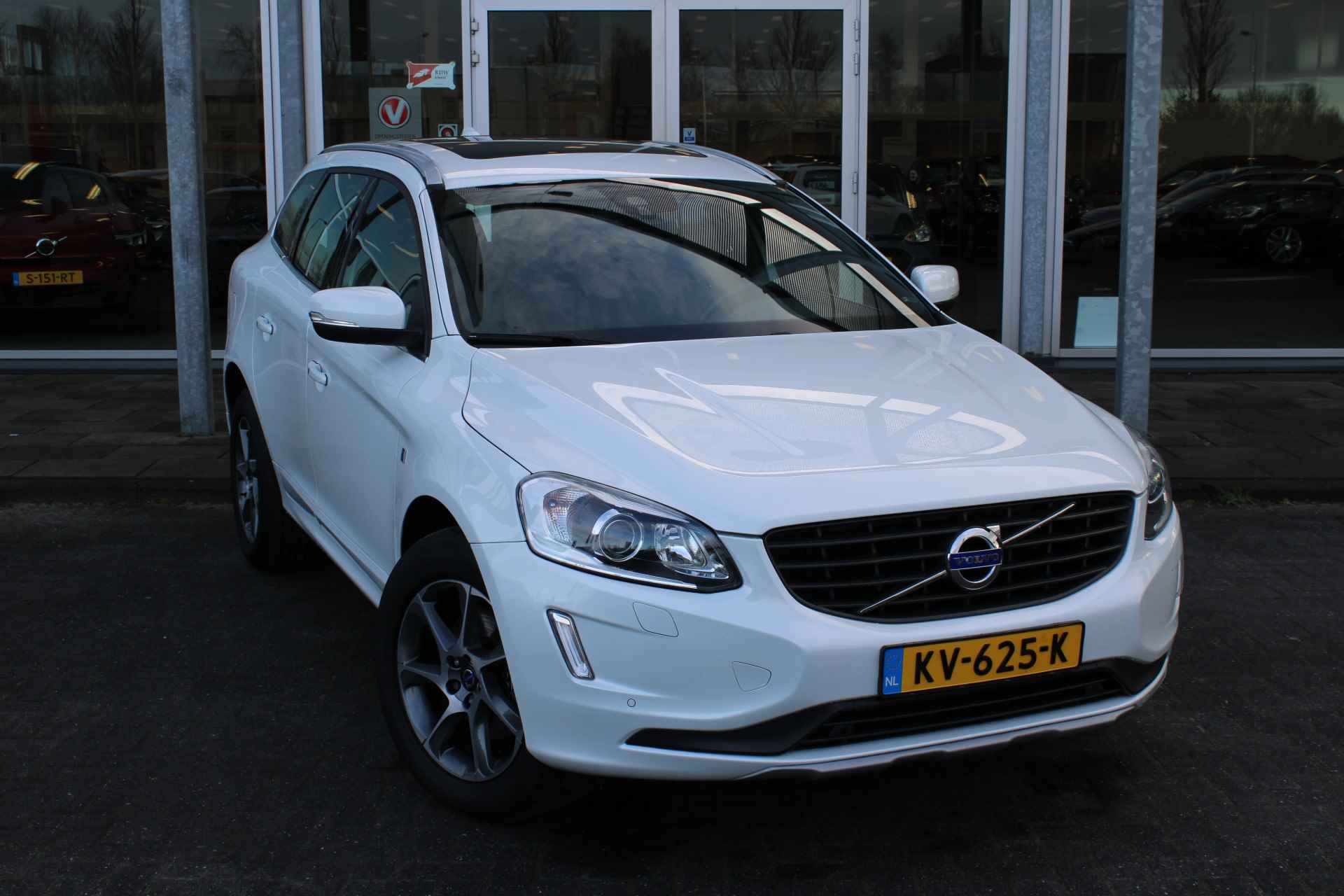 Volvo XC60 2.0 D4 FWD Ocean Race | Pano Dak | Keyless | Leer | Elec stoel | Park Assist Camera | Stoelverwarming - 31/65