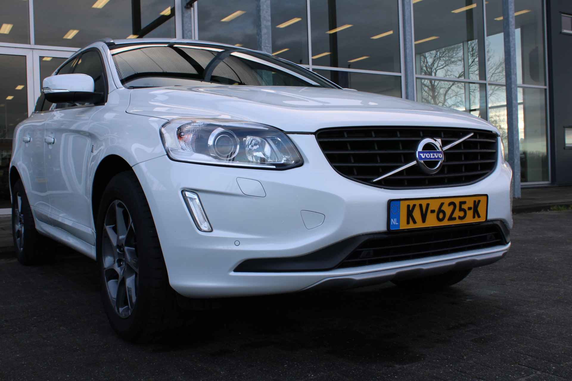 Volvo XC60 2.0 D4 FWD Ocean Race | Pano Dak | Keyless | Leer | Elec stoel | Park Assist Camera | Stoelverwarming - 49/65