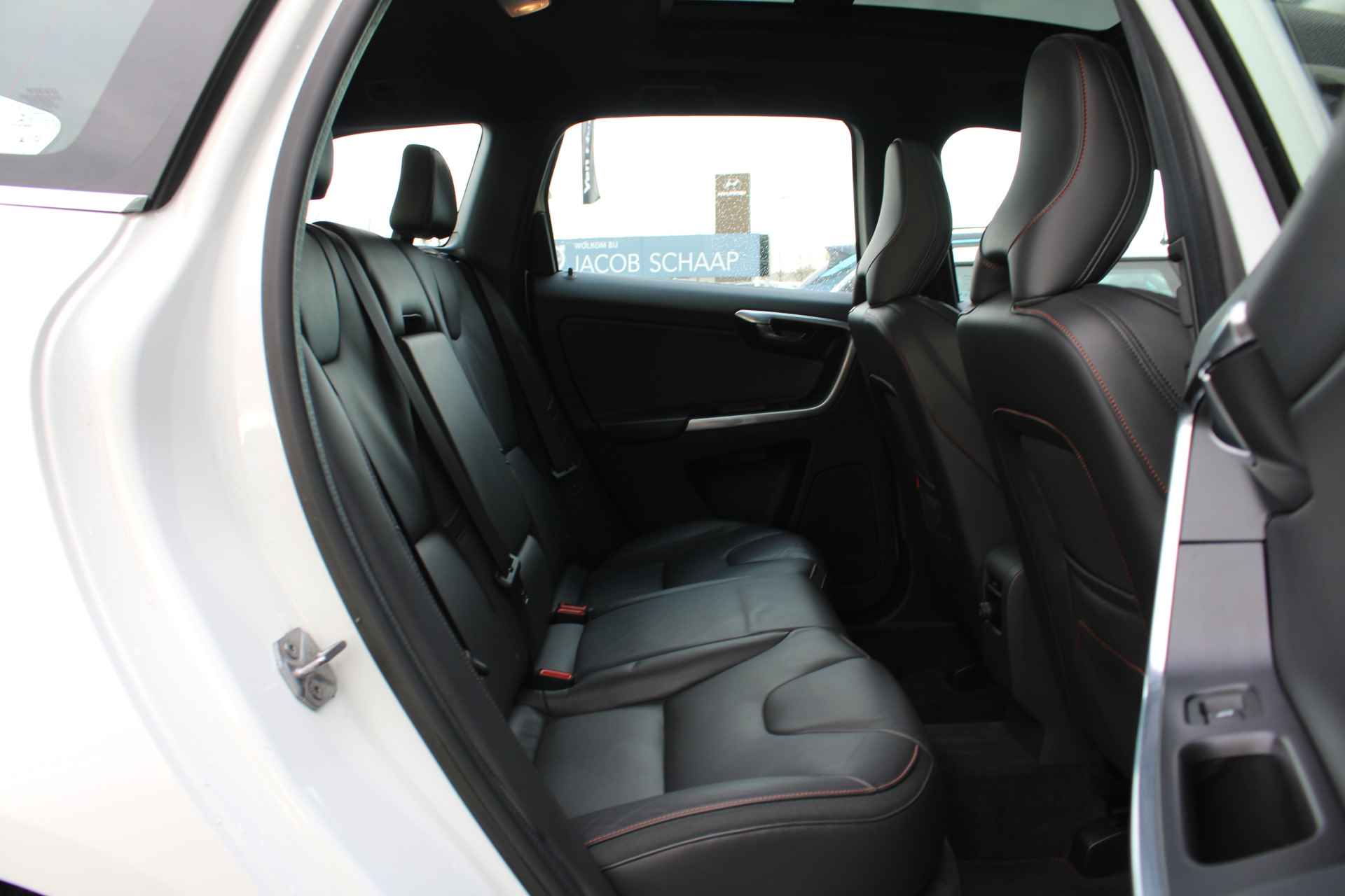 Volvo XC60 2.0 D4 FWD Ocean Race | Pano Dak | Keyless | Leer | Elec stoel | Park Assist Camera | Stoelverwarming - 62/65