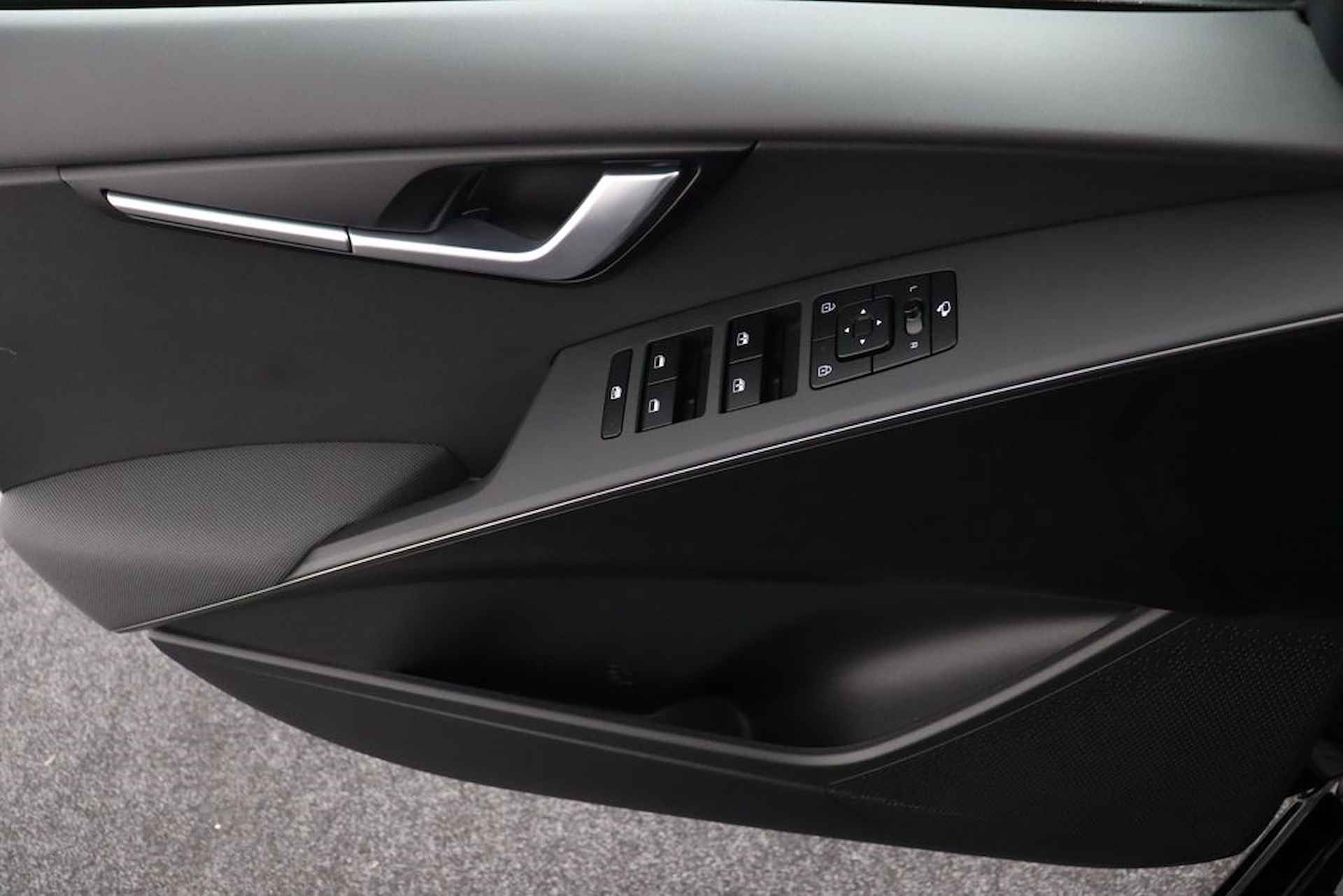 Kia Niro 1.6 GDi PHEV Edition - LED koplampen - Stoel en stuurwiel verwarming - Navigatie - Cruise Control Adaptief - Apple CarPlay / Android Auto -  Achteruitrijcamera - Fabrieksgarantie tot 12-2029 - 21/44