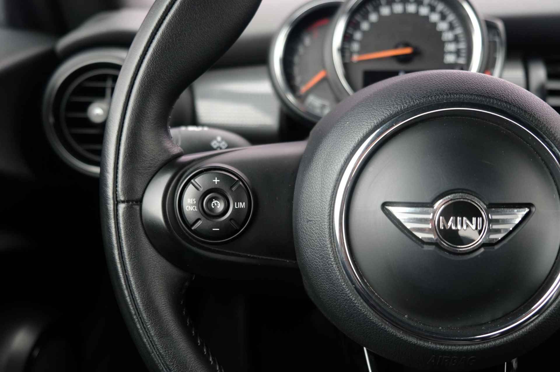 Mini Mini Cabrio 1.5 Cooper Chili Business | Cruise Control | Parkeersensoren | Stoel Verwarming | Bluetooth | Half Leer | Lichtmetaal | - 25/35