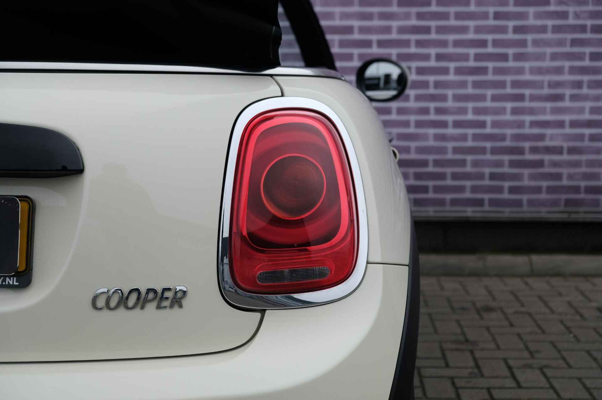 Mini Mini Cabrio 1.5 Cooper Chili Business | Cruise Control | Parkeersensoren | Stoel Verwarming | Bluetooth | Half Leer | Lichtmetaal | - 31/35