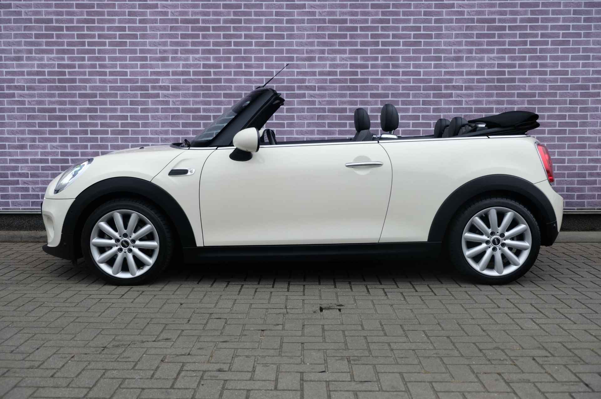 Mini Mini Cabrio 1.5 Cooper Chili Business | Cruise Control | Softtop | Parkeersensoren | Stoel Verwarming | Bluetooth | Half Leer | Lichtmetaal | - 3/35