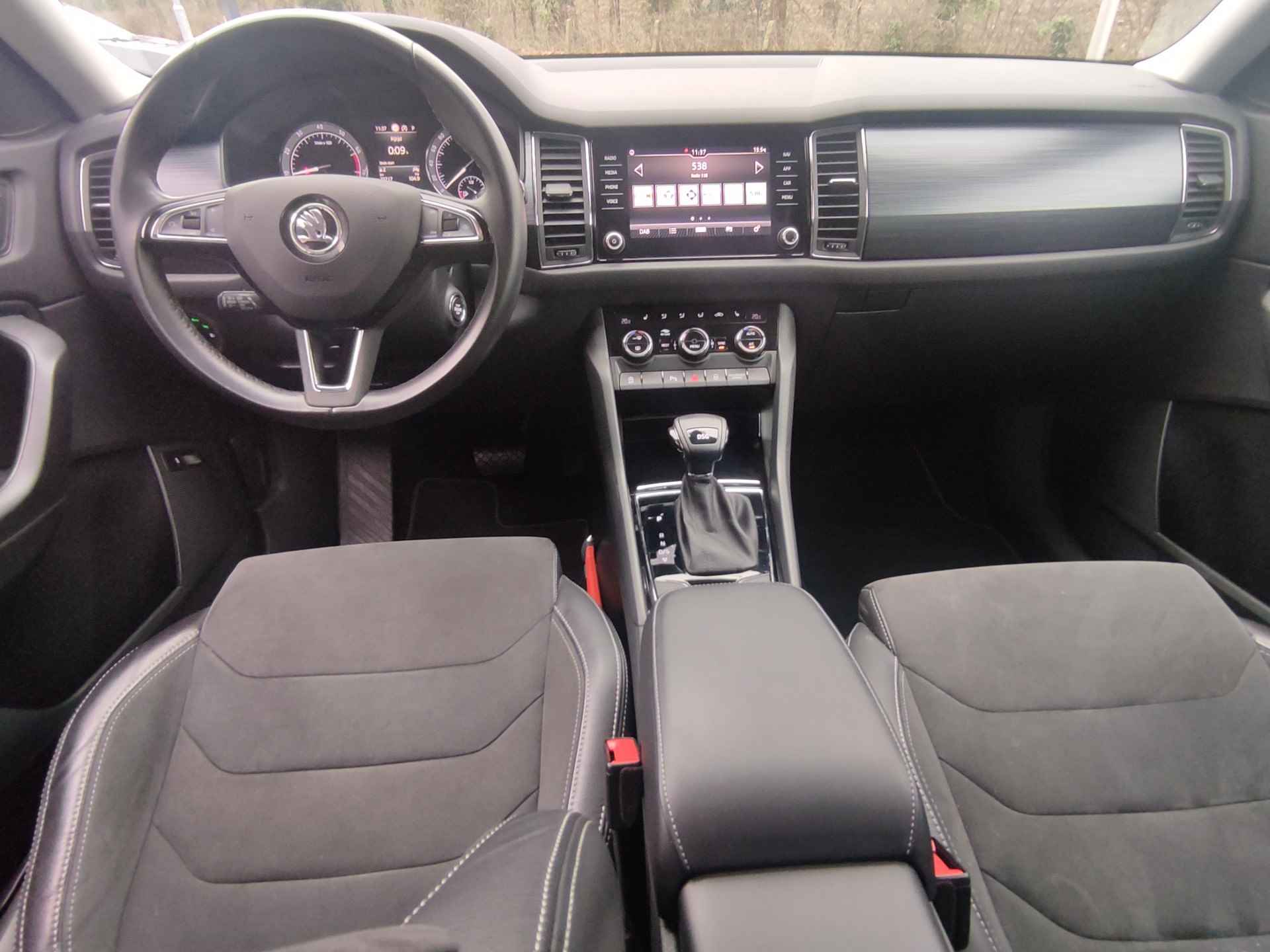 Škoda Kodiaq 1.5 TSI DSG Limited Business Edition Panoramadak - 19Inch LMV - Leder/Alcantara bekleding - Adaptieve Cruise control - 19/31