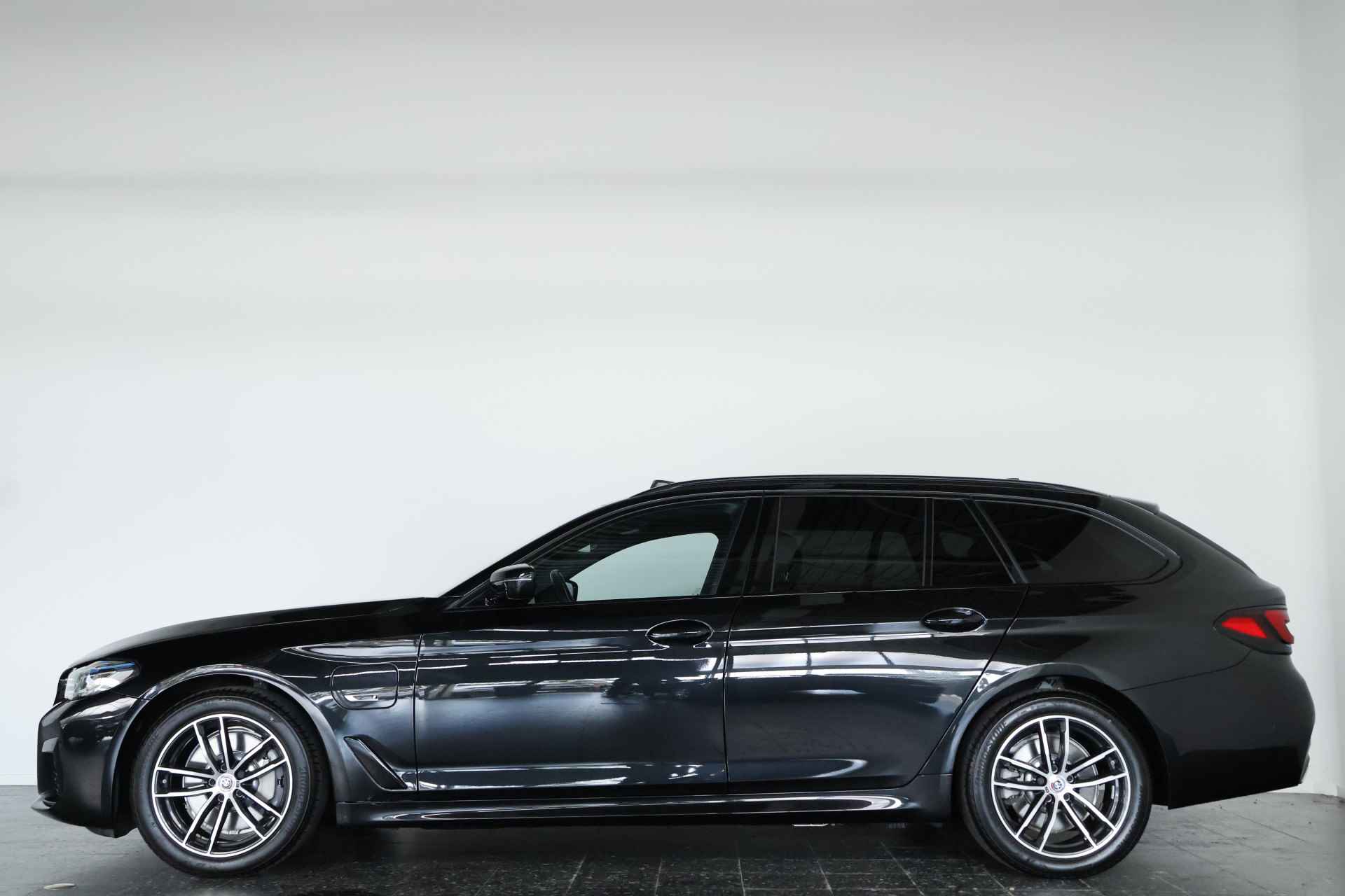 BMW 5 Serie Touring 530e M-Sport 293 pK Panorama / Opendak / Leder / HUD / ACC / CarPlay - 39/39