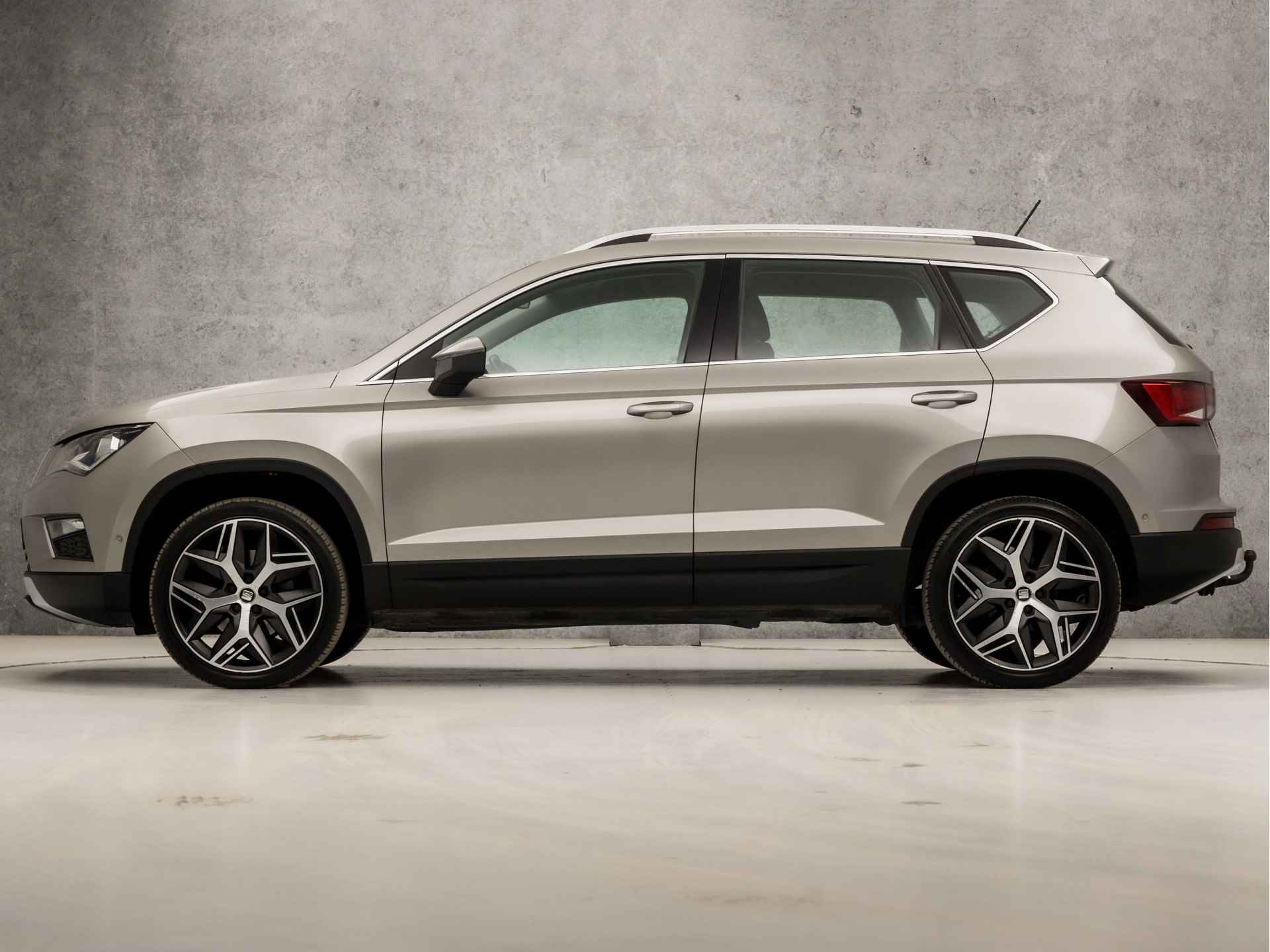 SEAT Ateca 1.0 TSI Sport (NAVIGATIE, CLIMATE, SPORTSTOELEN, STOELVERWARMING, ELEK ACHTERKLEP, BLUETOOTH, CRUISE, ELEK PAKKET, LM VELGEN, PARKEERSENSOREN, TREKHAAK, NIEUWE APK, NIEUWSTAAT) - 2/34