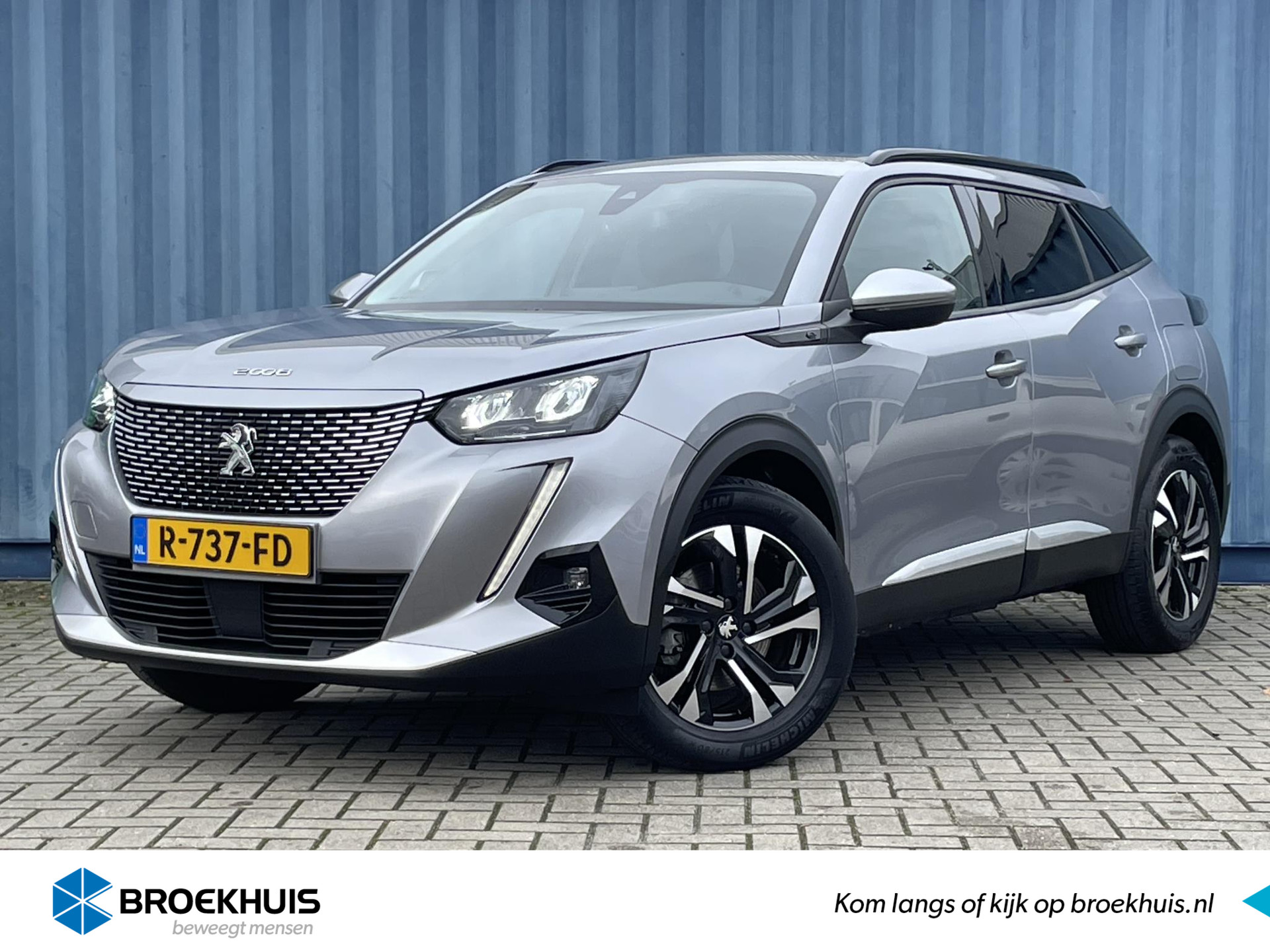 Peugeot e-2008 EV Allure Pack 136PK l Achteruitrijcamera l Keyless entry l LED verlichting l Cruise Control l Climate control l Apple Carplay / Android auto l Brake Assist l Rijstrooksensoren l Bluetooth l DAB l Automatisch dimlicht l Extra getinte ramen l LED verlichting l 17" Lichtmetalen velgen l Parkeersensoren l Regensensor l Verkeersbord herkenning l Metallic lak l