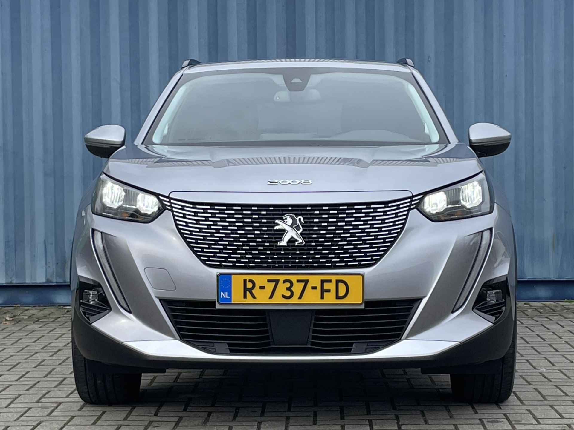 Peugeot e-2008 EV Allure Pack 136PK l Achteruitrijcamera l Keyless entry l LED verlichting l Cruise Control l Climate control l Apple Carplay / Android auto l Brake Assist l Rijstrooksensoren l Bluetooth l DAB l Automatisch dimlicht l Extra getinte ramen l LED verlichting l 17" Lichtmetalen velgen l Parkeersensoren l Regensensor l Verkeersbord herkenning l Metallic lak l - 3/28