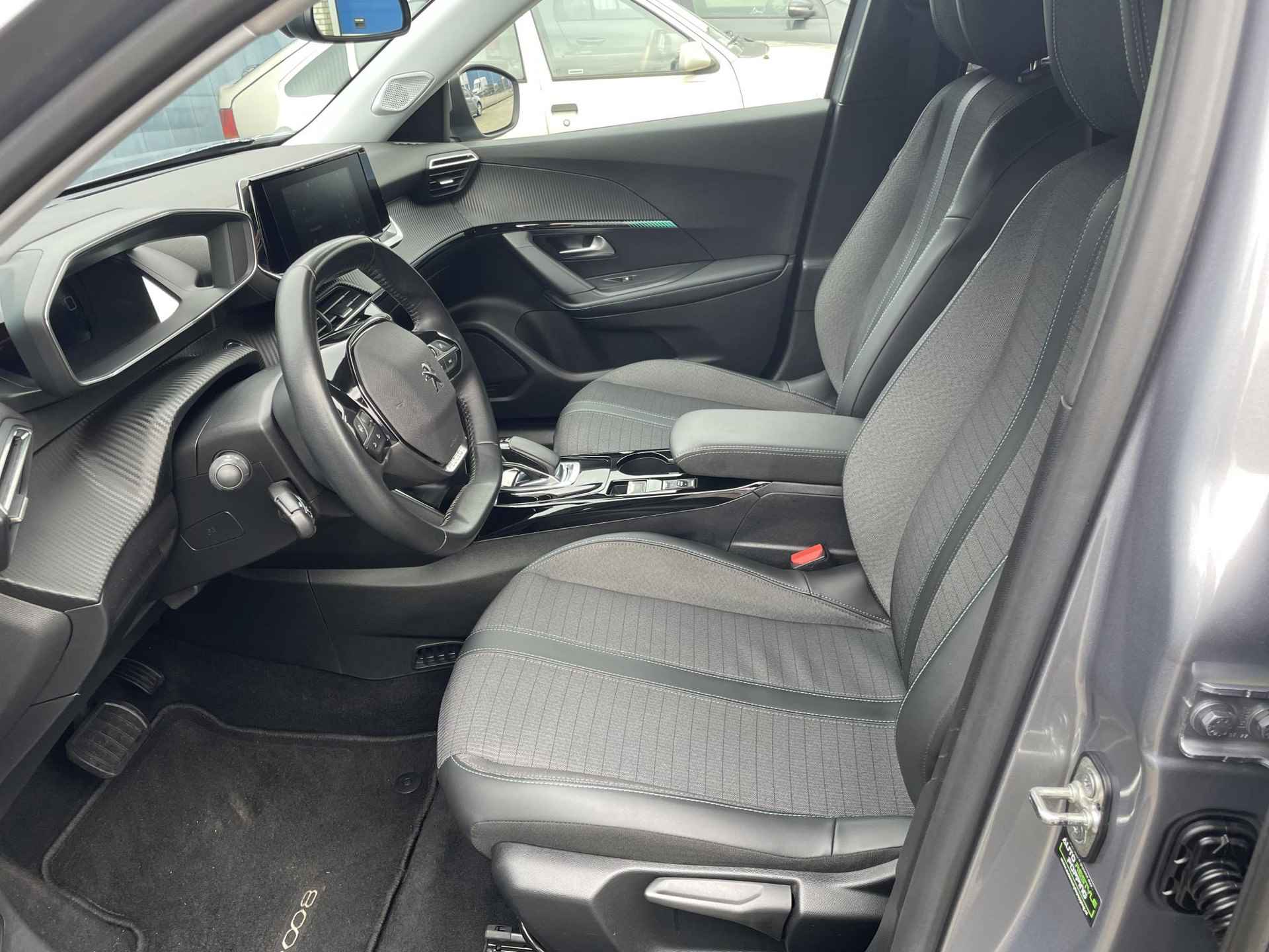 Peugeot e-2008 EV Allure Pack 136PK l Achteruitrijcamera l Keyless entry l LED verlichting l Cruise Control l Climate control l Apple Carplay / Android auto l Brake Assist l Rijstrooksensoren l Bluetooth l DAB l Automatisch dimlicht l Extra getinte ramen l LED verlichting l 17" Lichtmetalen velgen l Parkeersensoren l Regensensor l Verkeersbord herkenning l Metallic lak l - 10/28