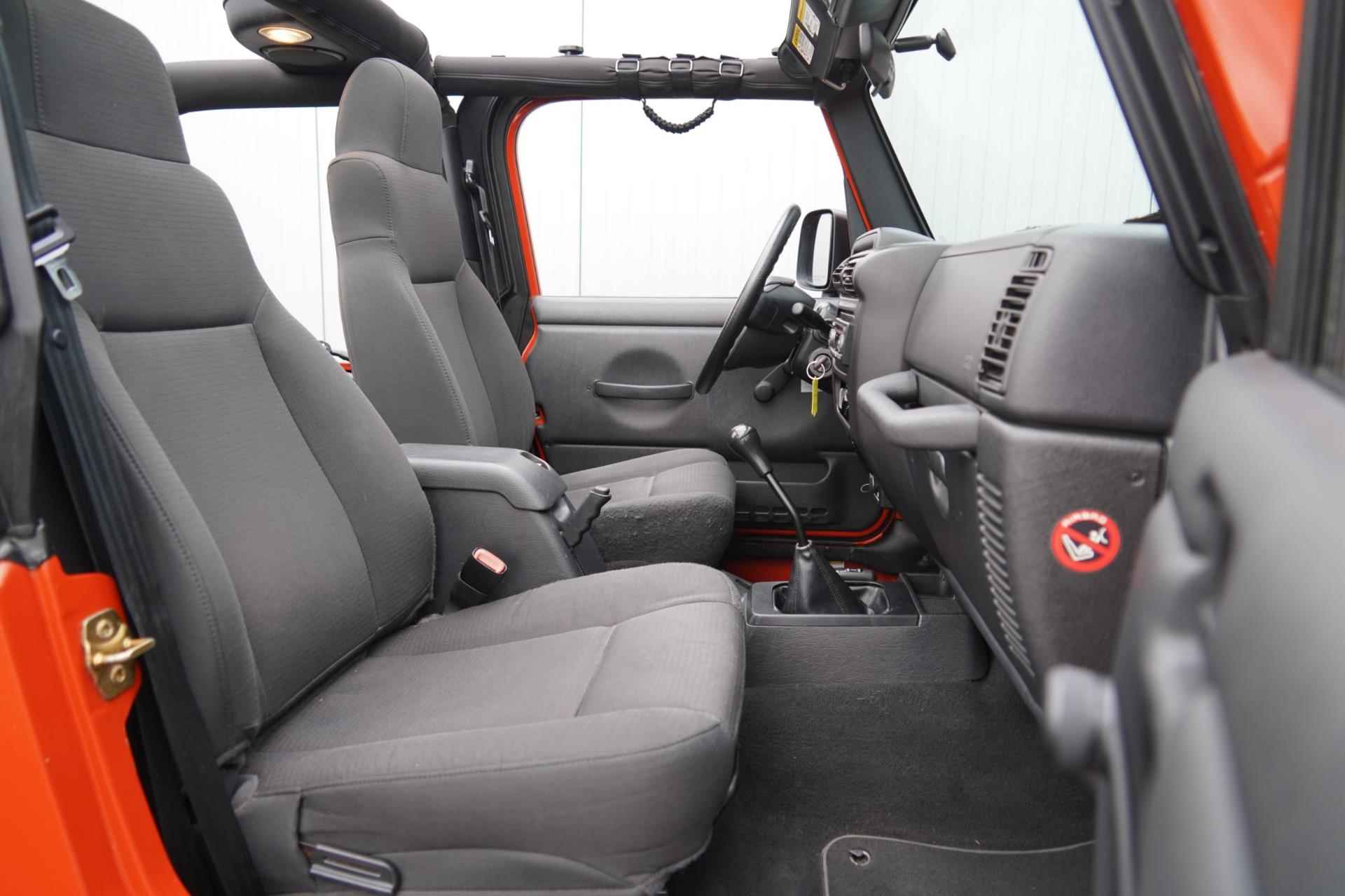 Jeep Wrangler 4.0i Softtop / 58dkm NAP / Uniek! / 6-Cilinder / Bestop dak / Ledbar / Org. Nederlands - 5/33