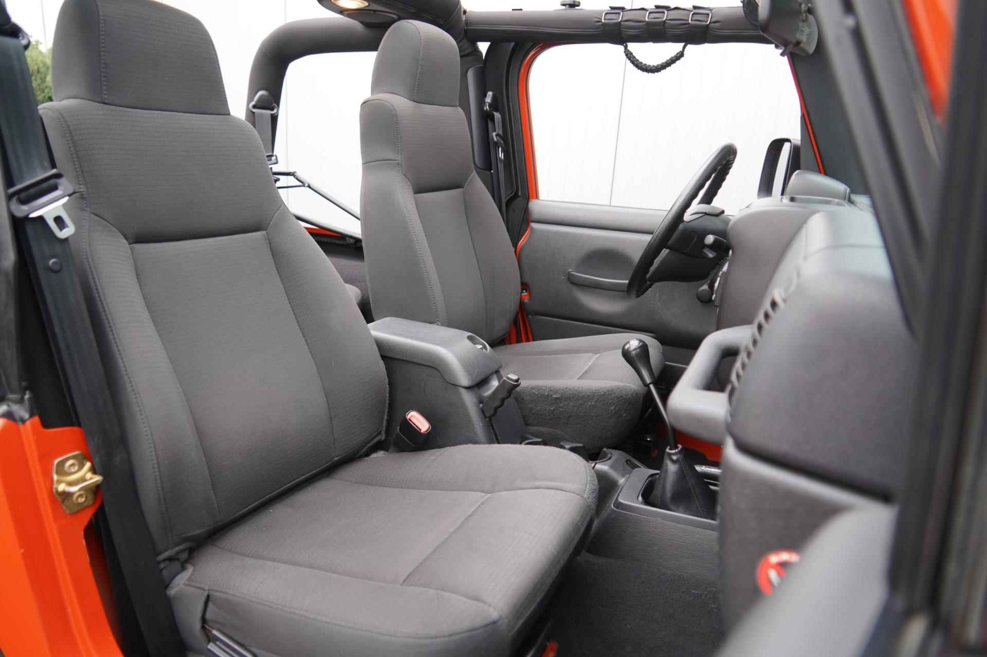 Jeep Wrangler 4.0i Softtop / 58dkm NAP / Uniek! / 6-Cilinder / Bestop dak / Ledbar / Org. Nederlands - 6/33