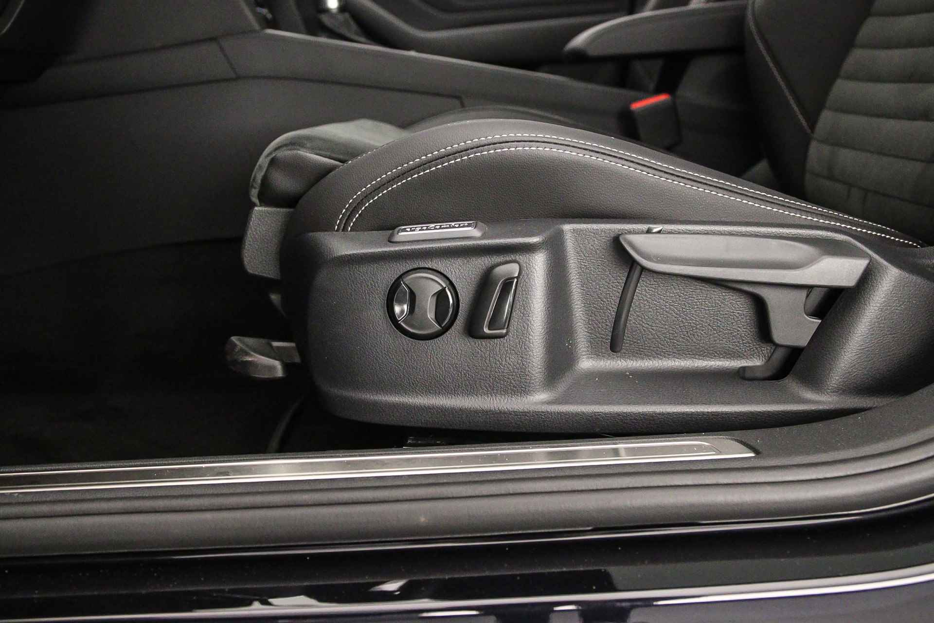 Volkswagen Passat Variant GTE Business 1.4 TSI eHybrid 218pk DSG Automaat Trekhaak, Panoramadak, Achteruitrijcamera, Navigatie, Adaptive cruise control, Elektrische achterklep, LED matrix verlichting, Stoelverwarming - 28/45