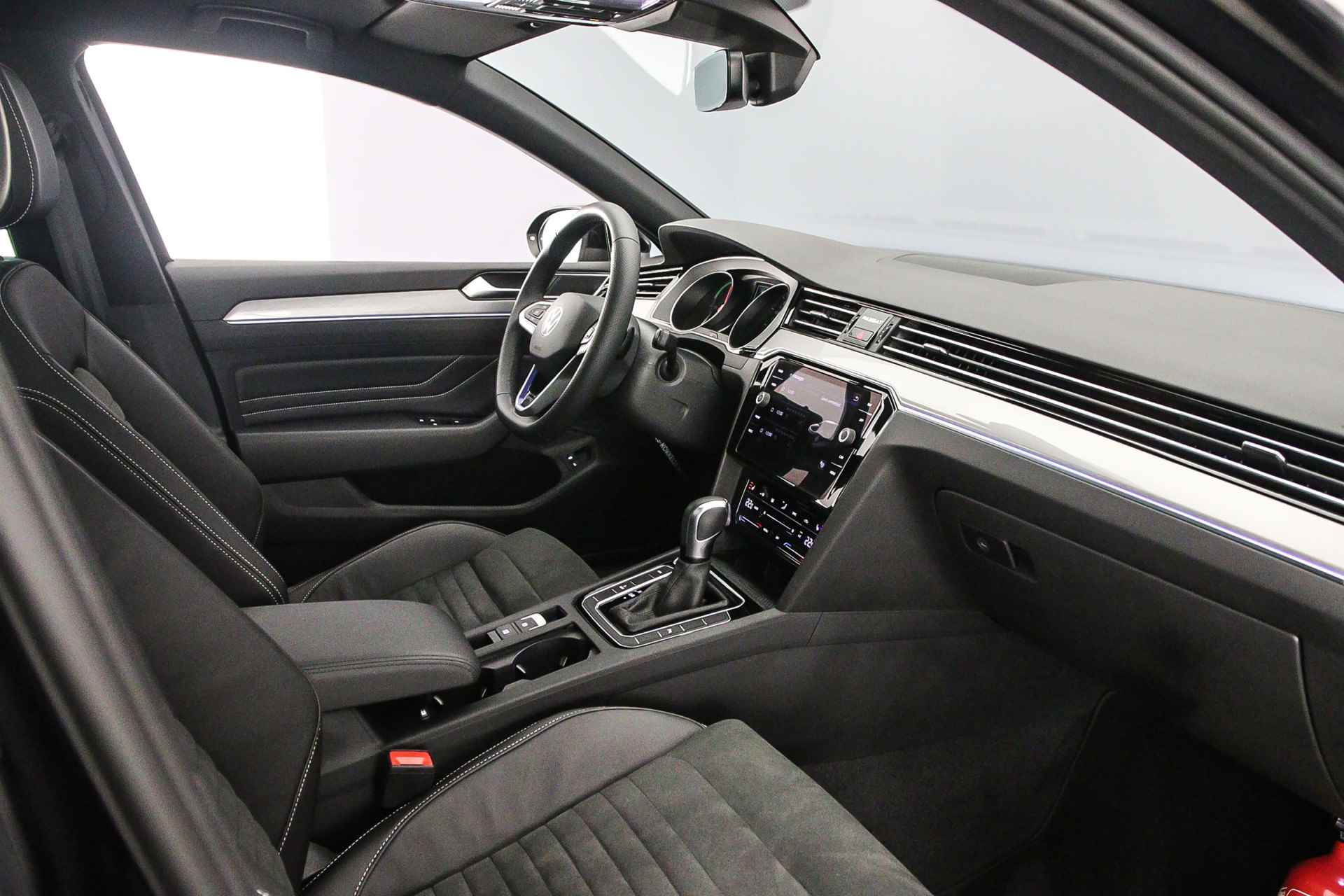 Volkswagen Passat Variant GTE Business 1.4 TSI eHybrid 218pk DSG Automaat Trekhaak, Panoramadak, Achteruitrijcamera, Navigatie, Adaptive cruise control, Elektrische achterklep, LED matrix verlichting, Stoelverwarming - 36/45