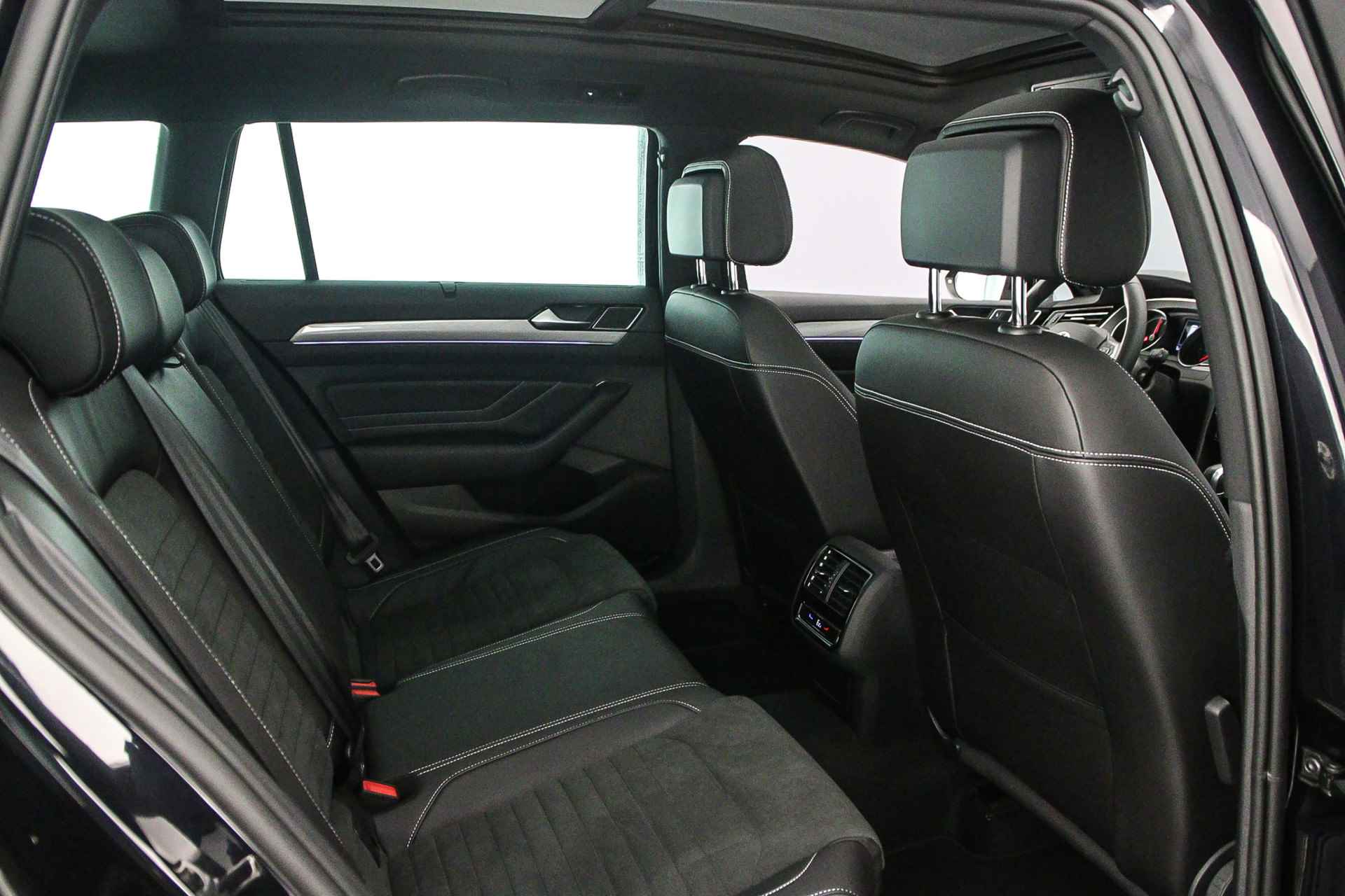 Volkswagen Passat Variant GTE Business 1.4 TSI eHybrid 218pk DSG Automaat Trekhaak, Panoramadak, Achteruitrijcamera, Navigatie, Adaptive cruise control, Elektrische achterklep, LED matrix verlichting, Stoelverwarming - 38/45