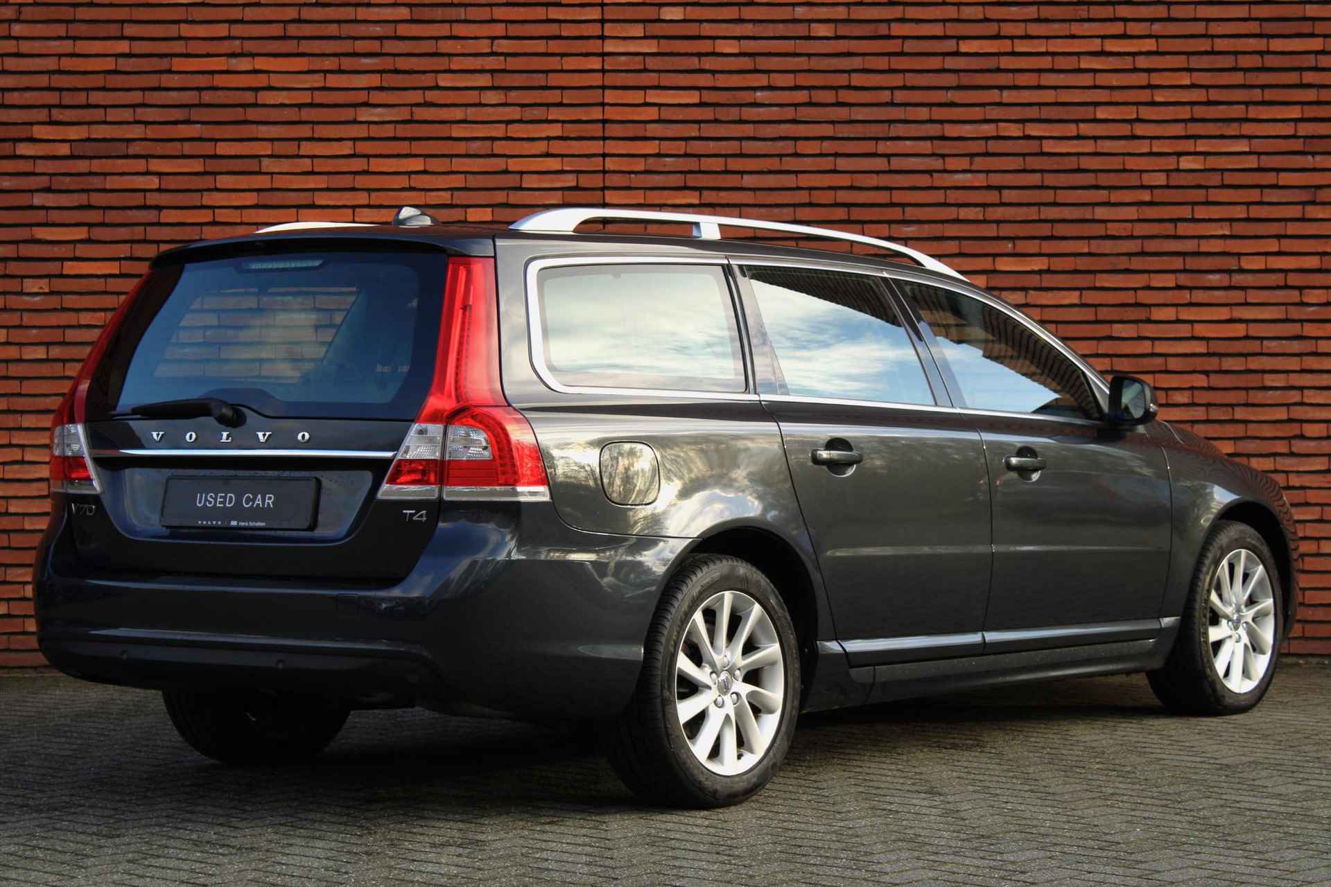 Volvo V70 T4 190PK Inscription | Uniek! | Geventileerde Voorstoelen | Standkachel | Power Seats | Adaptieve Bochtverlichting | Schuifkanteldak | 17'' Lichtmetalen Velgen | Elektrische Achterklep | Elektrisch Verwarmbare Voorruit - 2/28