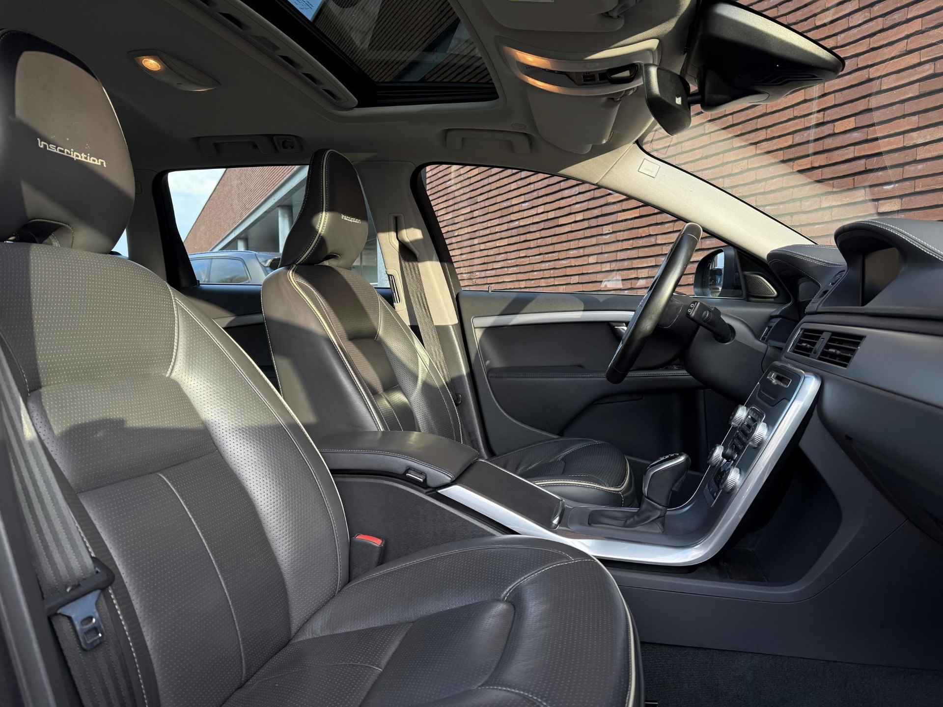 Volvo V70 T4 190PK Inscription | Uniek! | Geventileerde Voorstoelen | Standkachel | Power Seats | Adaptieve Bochtverlichting | Schuifkanteldak | 17'' Lichtmetalen Velgen | Elektrische Achterklep | Elektrisch Verwarmbare Voorruit - 3/28