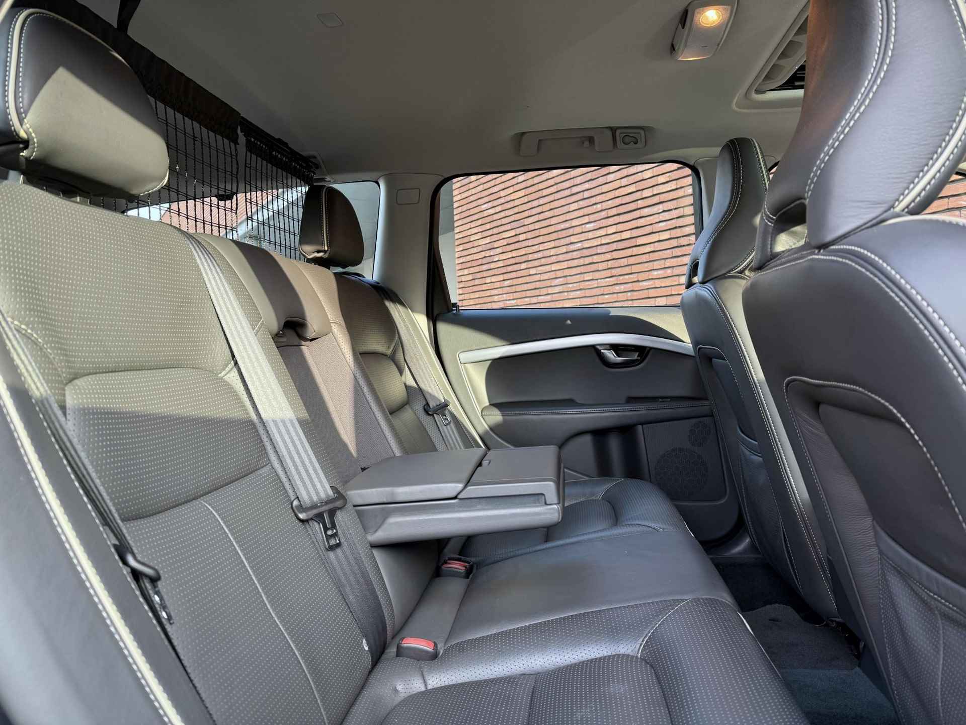 Volvo V70 T4 190PK Inscription | Uniek! | Geventileerde Voorstoelen | Standkachel | Power Seats | Adaptieve Bochtverlichting | Schuifkanteldak | 17'' Lichtmetalen Velgen | Elektrische Achterklep | Elektrisch Verwarmbare Voorruit - 6/28