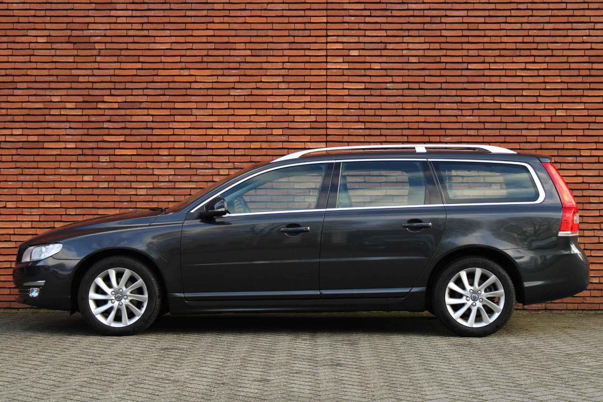 Volvo V70 T4 190PK Inscription | Uniek! | Geventileerde Voorstoelen | Standkachel | Power Seats | Adaptieve Bochtverlichting | Schuifkanteldak | 17'' Lichtmetalen Velgen | Elektrische Achterklep | Elektrisch Verwarmbare Voorruit - 8/28