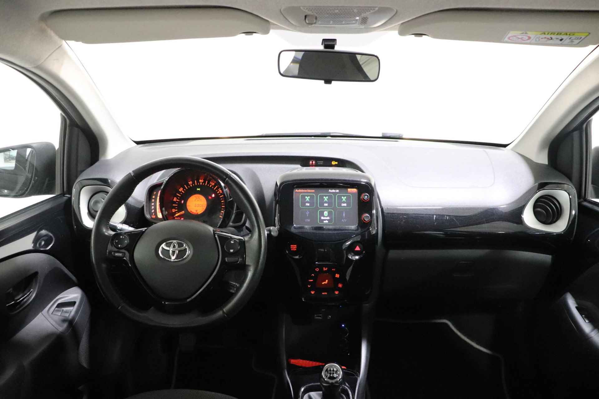 Toyota Aygo 1.0 VVT-i x-clusiv, Lm velgen, Climate control, Subwoofer, Parkeercamera, Keyless entry/start, Navigatiesysteem! - 3/34