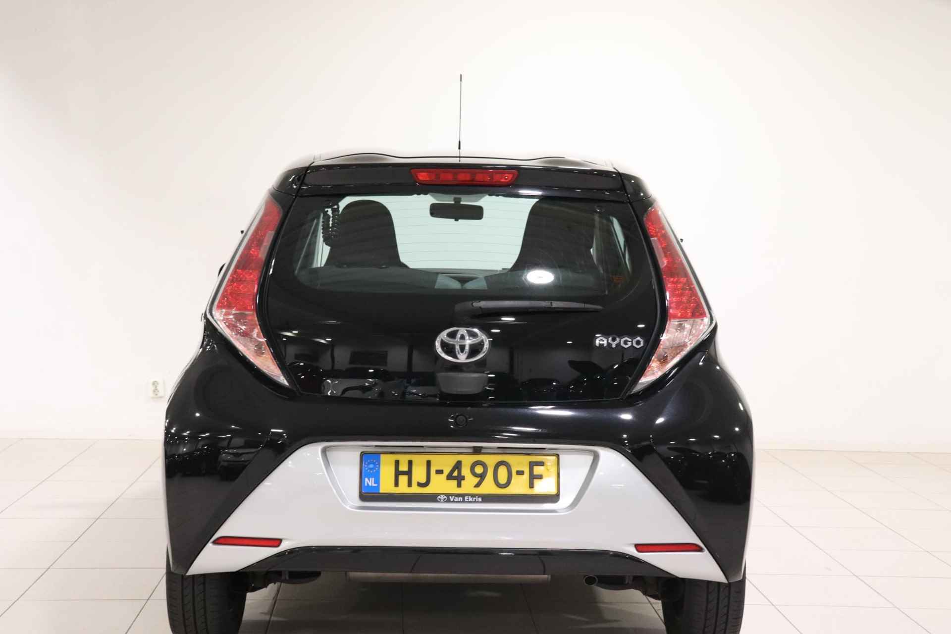 Toyota Aygo 1.0 VVT-i x-clusiv, Lm velgen, Climate control, Subwoofer, Parkeercamera, Keyless entry/start, Navigatiesysteem! - 4/34