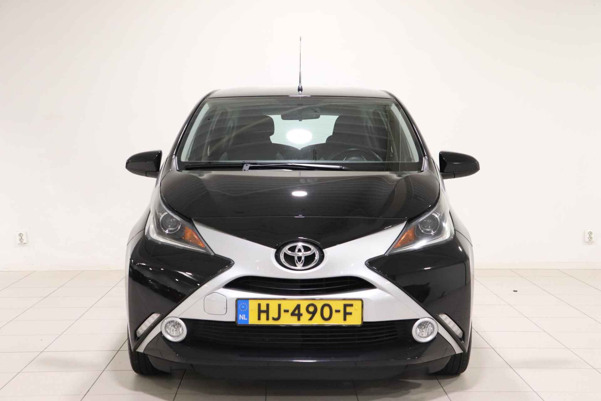 Toyota Aygo 1.0 VVT-i x-clusiv, Lm velgen, Climate control, Subwoofer, Parkeercamera, Keyless entry/start, Navigatiesysteem! - 12/34