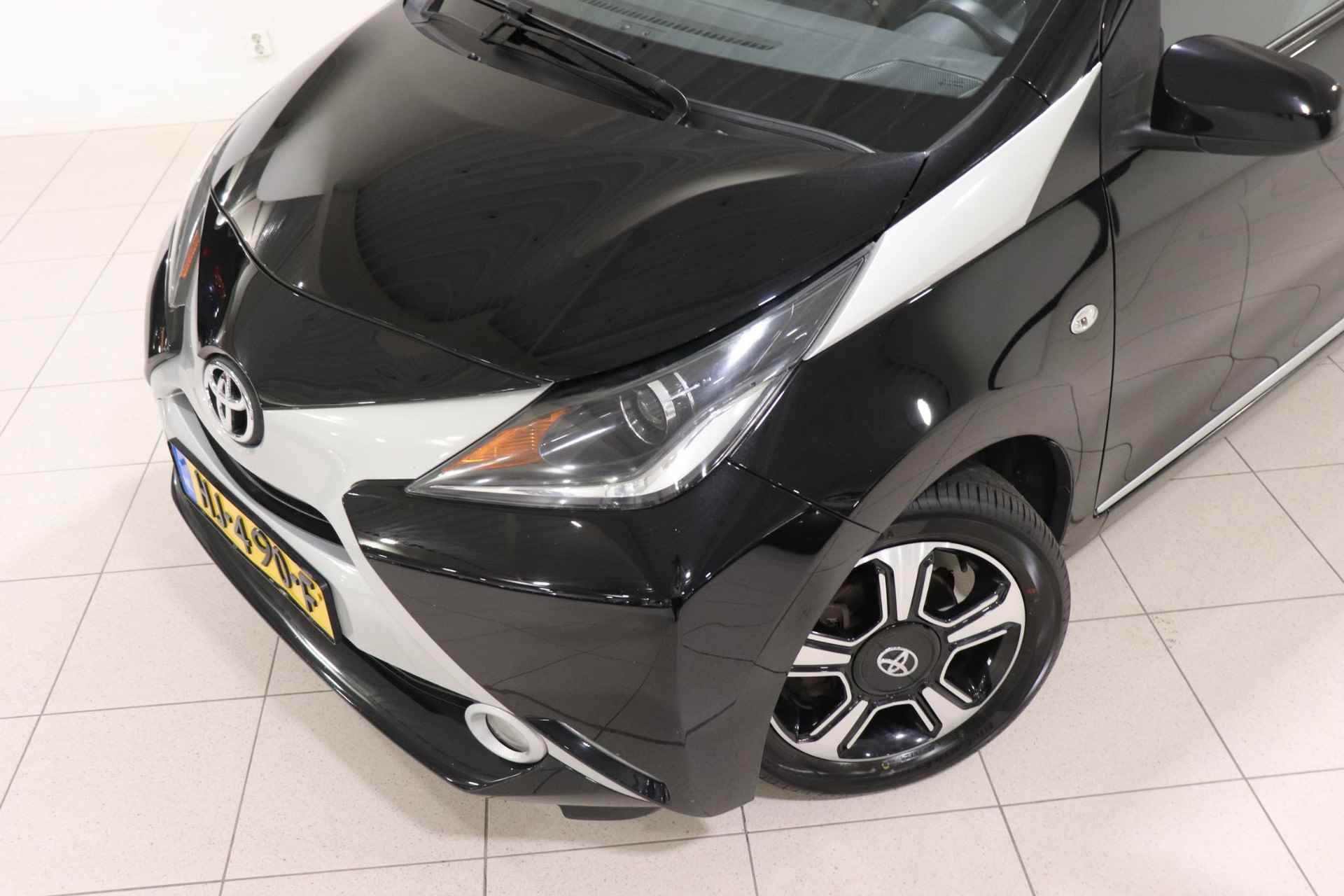 Toyota Aygo 1.0 VVT-i x-clusiv, Lm velgen, Climate control, Subwoofer, Parkeercamera, Keyless entry/start, Navigatiesysteem! - 13/34