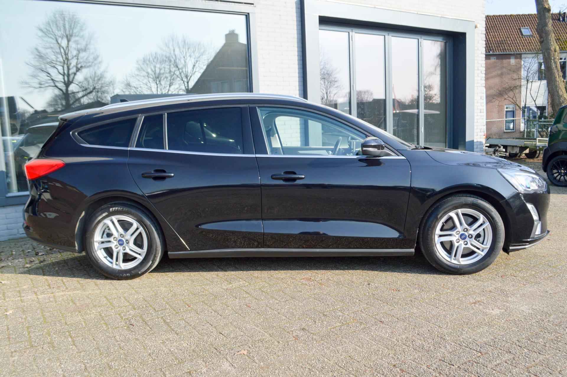 Ford Focus Wagon 1.0 EcoBoost Hybrid Trend Edition Business - 22/26