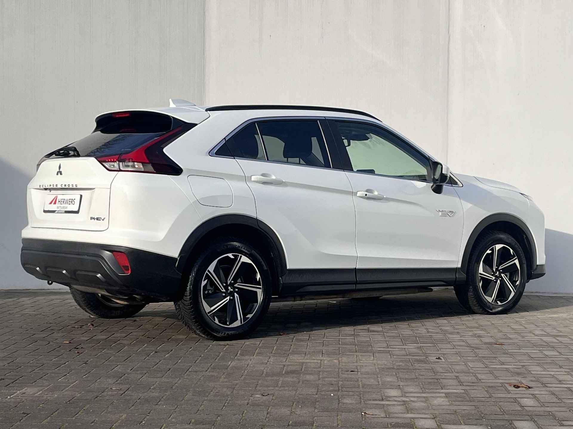 Mitsubishi Eclipse Cross 2.4 PHEV Intense S-AWC 4WD Automaat / 1.500 kg trekgewicht / Navigatie via Apple Carplay of Android Auto / Achteruitrijcamera - 3/49