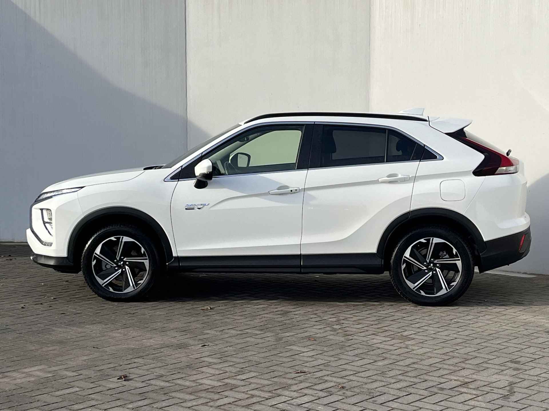 Mitsubishi Eclipse Cross 2.4 PHEV Intense S-AWC 4WD Automaat / 1.500 kg trekgewicht / Navigatie via Apple Carplay of Android Auto / Achteruitrijcamera - 8/49