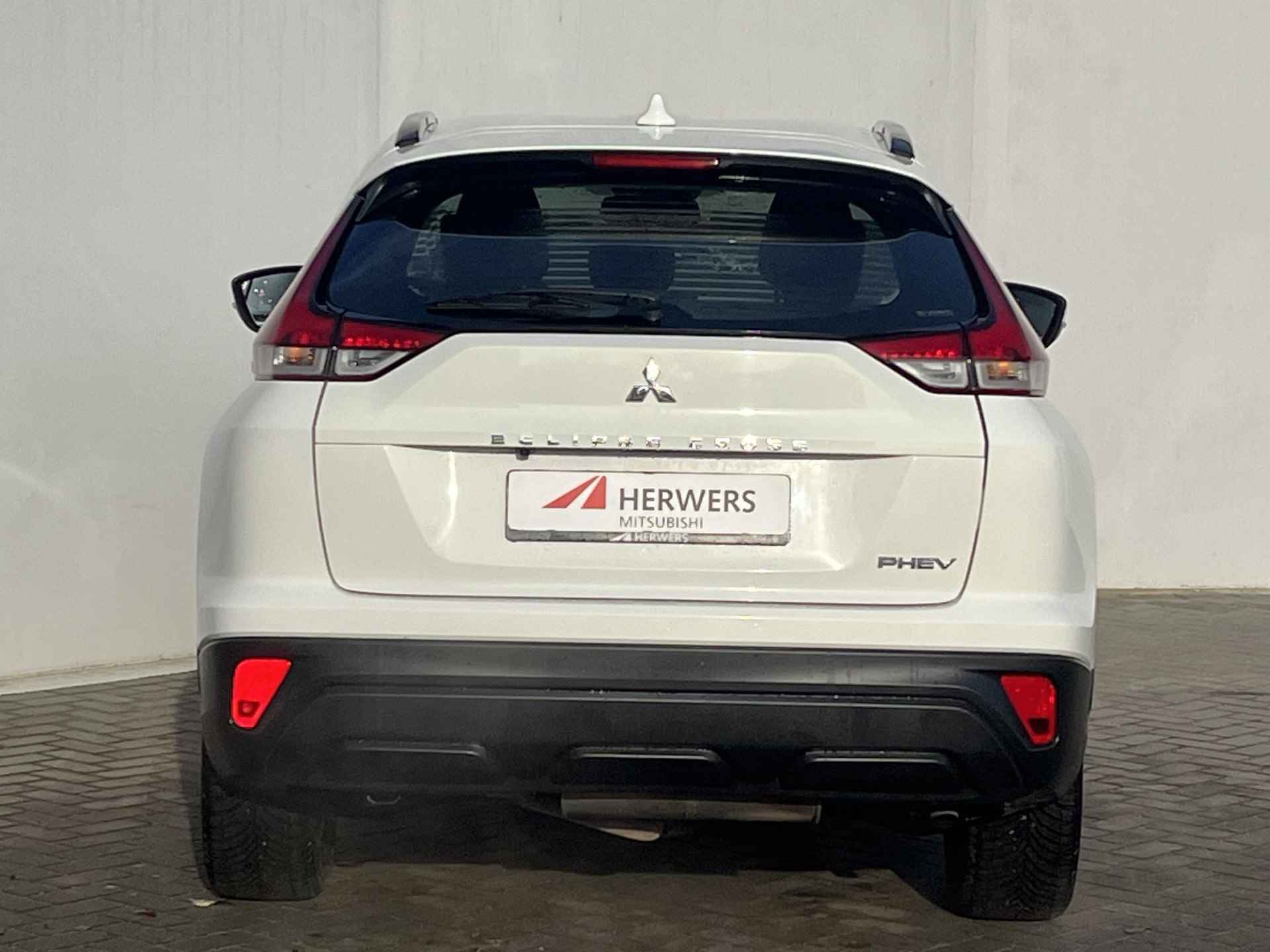 Mitsubishi Eclipse Cross 2.4 PHEV Intense S-AWC 4WD Automaat / 1.500 kg trekgewicht / Navigatie via Apple Carplay of Android Auto / Achteruitrijcamera - 23/49