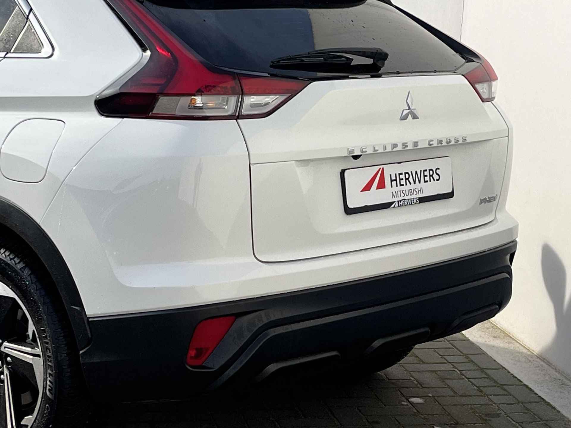 Mitsubishi Eclipse Cross 2.4 PHEV Intense S-AWC 4WD Automaat / 1.500 kg trekgewicht / Navigatie via Apple Carplay of Android Auto / Achteruitrijcamera - 40/49