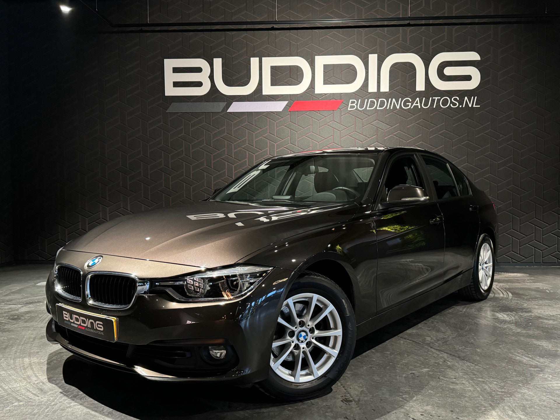 BMW 3 Serie 318i Exe | Led | Navi | PDC