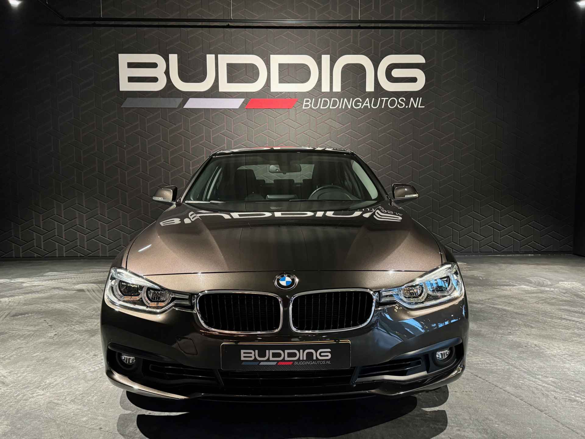 BMW 3 Serie 318i Exe | Led | Navi | PDC - 2/26