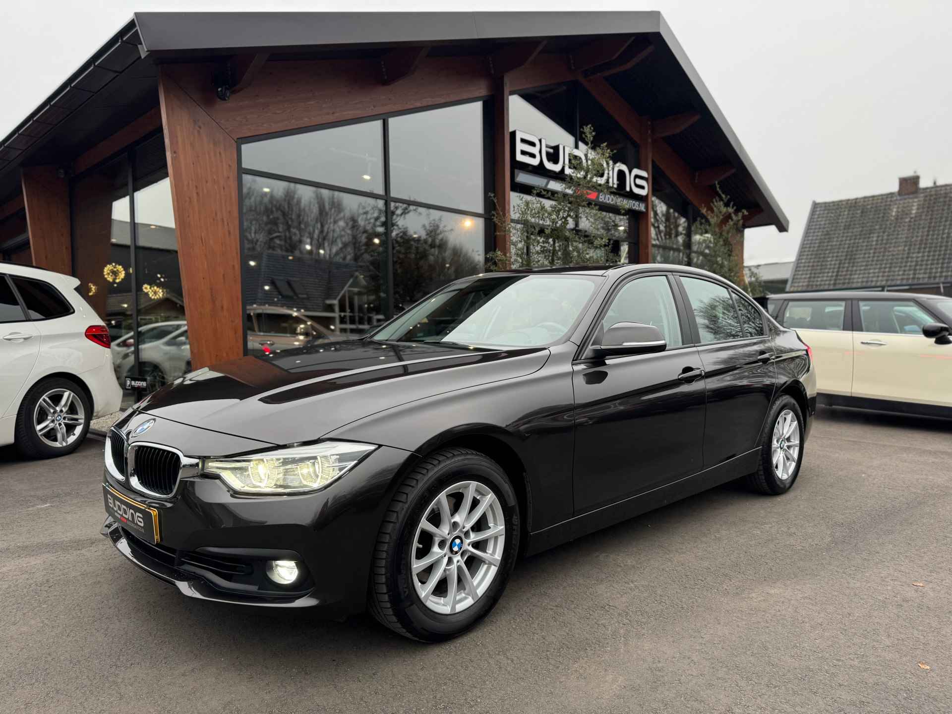 BMW 3 Serie 318i Exe | Led | Navi | PDC - 9/26