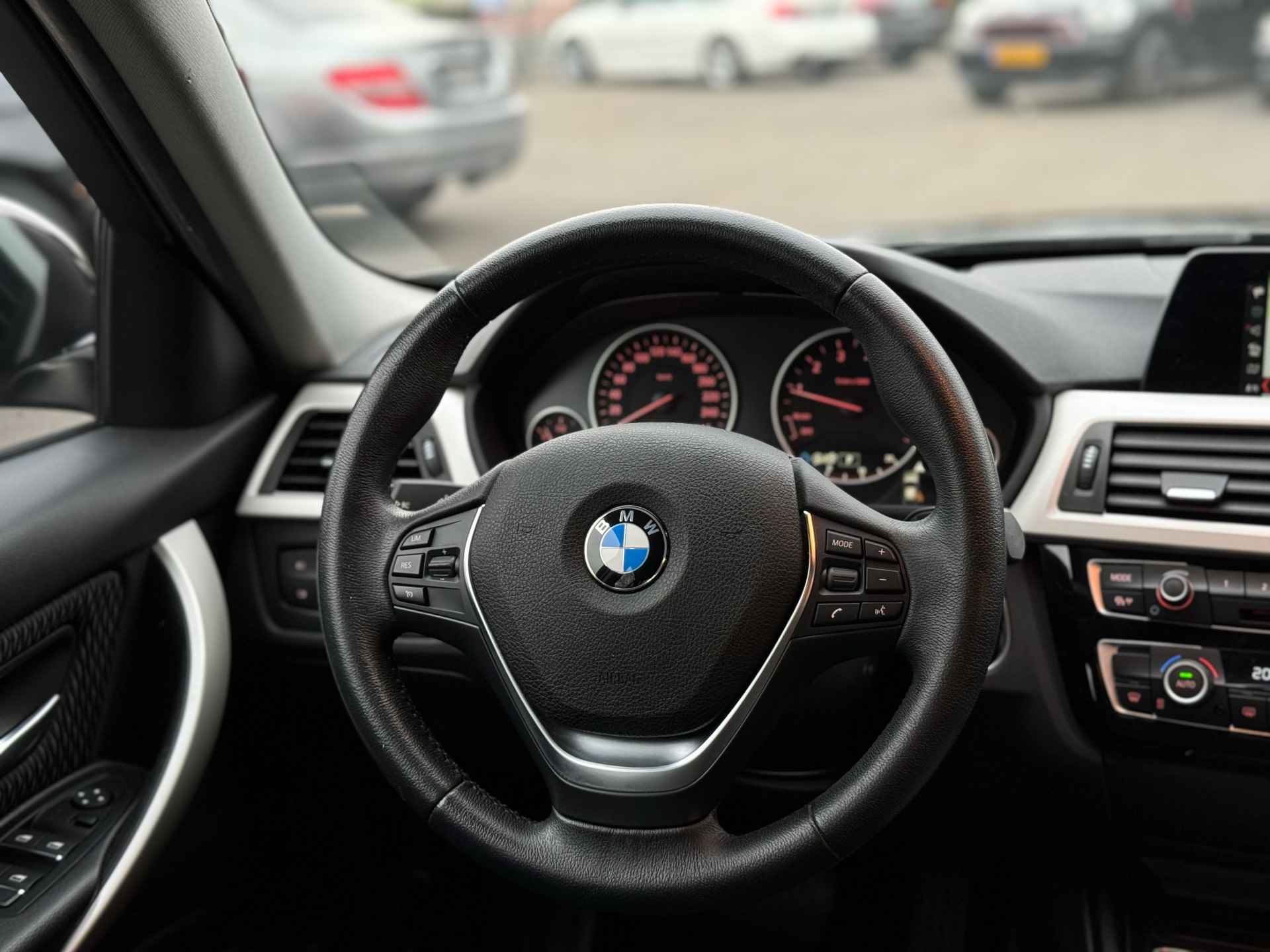 BMW 3 Serie 318i Exe | Led | Navi | PDC - 16/26