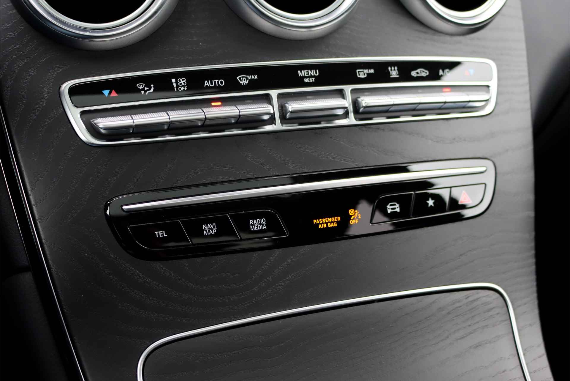 Mercedes-Benz GLC 300de 4-MATIC AMG Line Aut9, Panoramadak, Distronic+, Burmester, Keyless Go, Surround Camera, Nightpakket, Leder, Voorklimatisering, Rijassistentiepakket, Sfeerverlichting, Etc. - 36/47