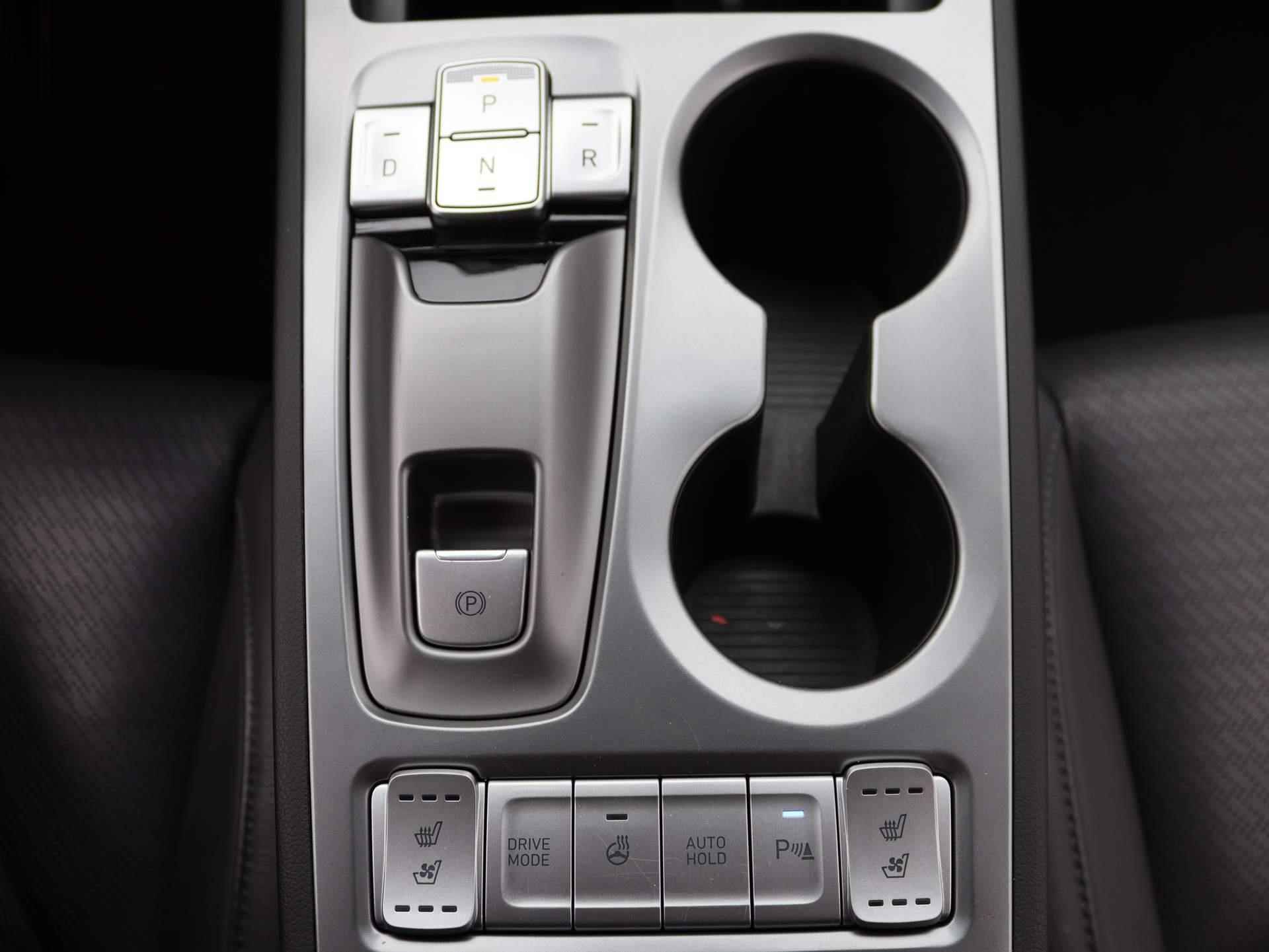 Hyundai Kona EV Premium 64 kWh | Airco | Navigatie | Achteruitrijcamera | Cruise Control | Lederen bekleding | - 10/46