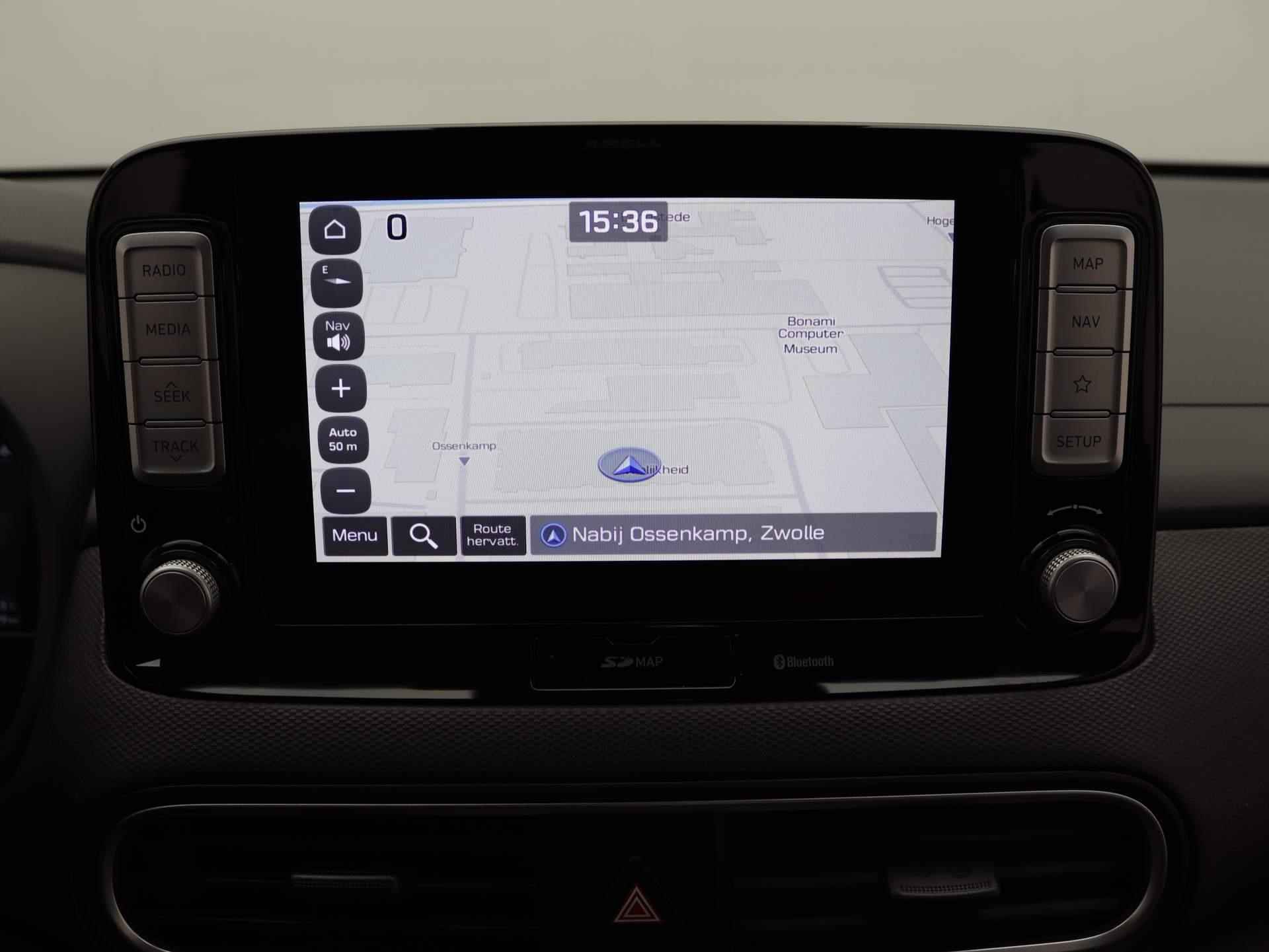 Hyundai Kona EV Premium 64 kWh | Airco | Navigatie | Achteruitrijcamera | Cruise Control | Lederen bekleding | - 16/45