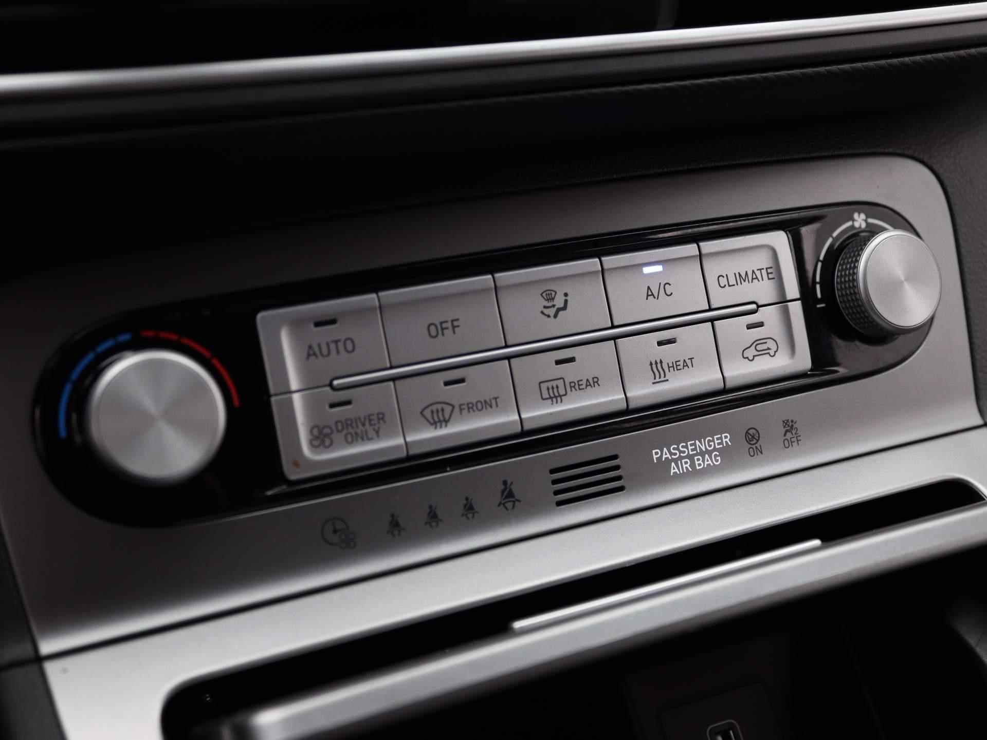 Hyundai Kona EV Premium 64 kWh | Airco | Navigatie | Achteruitrijcamera | Cruise Control | Lederen bekleding | - 17/45