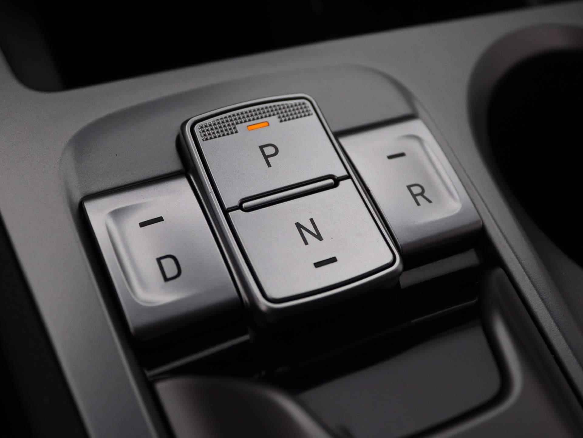 Hyundai Kona EV Premium 64 kWh | Airco | Navigatie | Achteruitrijcamera | Cruise Control | Lederen bekleding | - 18/45