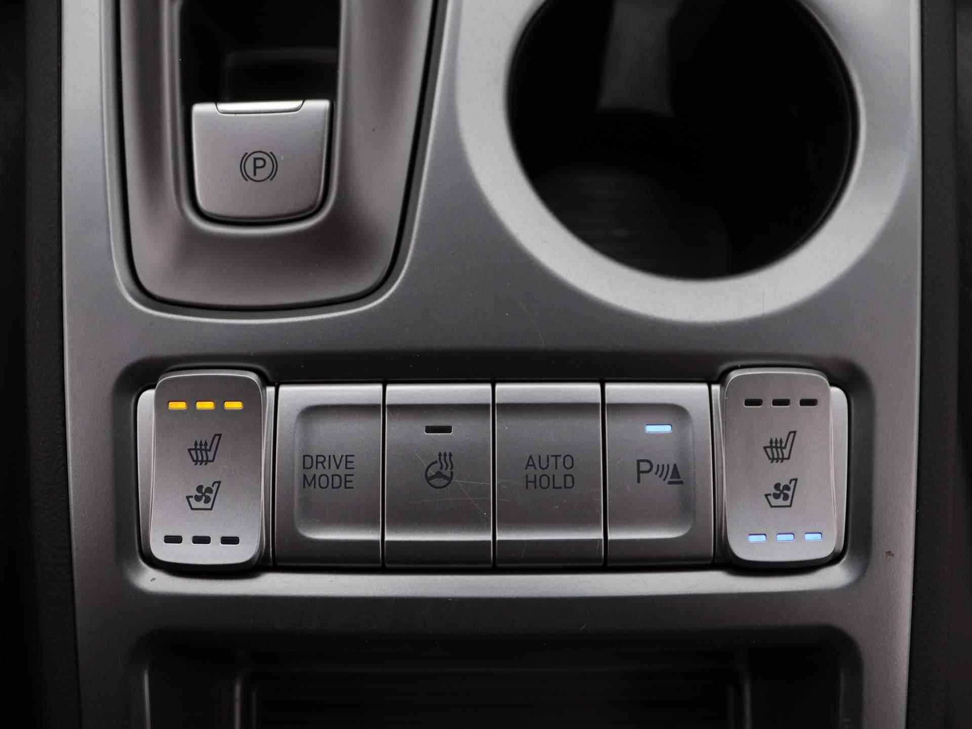 Hyundai Kona EV Premium 64 kWh | Airco | Navigatie | Achteruitrijcamera | Cruise Control | Lederen bekleding | - 21/46