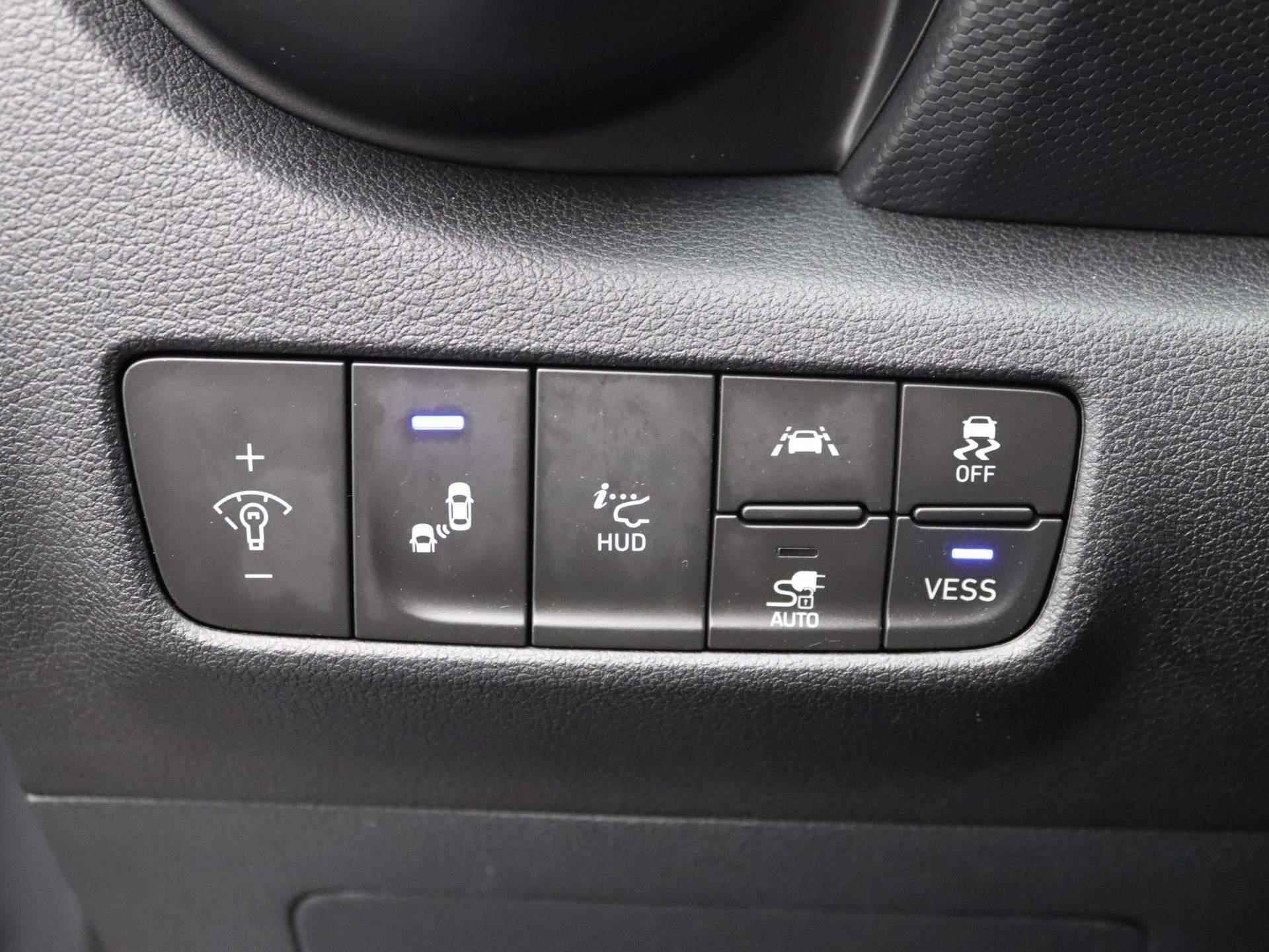 Hyundai Kona EV Premium 64 kWh | Airco | Navigatie | Achteruitrijcamera | Cruise Control | Lederen bekleding | - 24/46