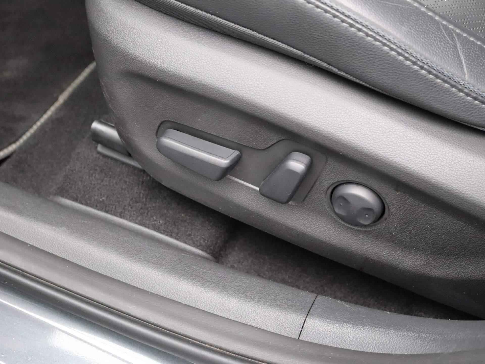 Hyundai Kona EV Premium 64 kWh | Airco | Navigatie | Achteruitrijcamera | Cruise Control | Lederen bekleding | - 26/45