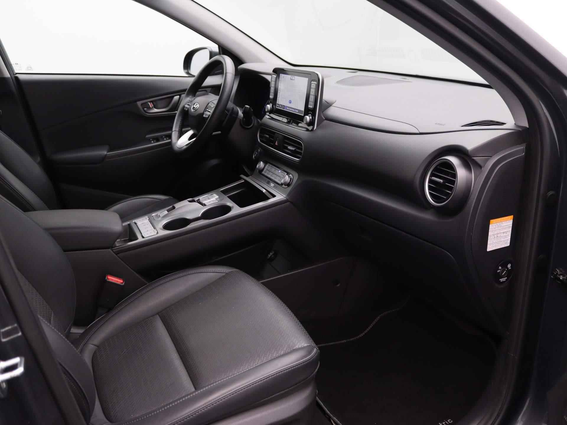 Hyundai Kona EV Premium 64 kWh | Airco | Navigatie | Achteruitrijcamera | Cruise Control | Lederen bekleding | - 28/45