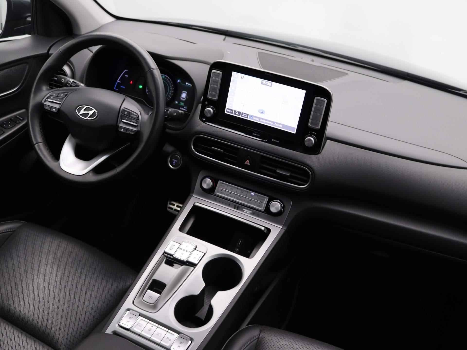 Hyundai Kona EV Premium 64 kWh | Airco | Navigatie | Achteruitrijcamera | Cruise Control | Lederen bekleding | - 29/45