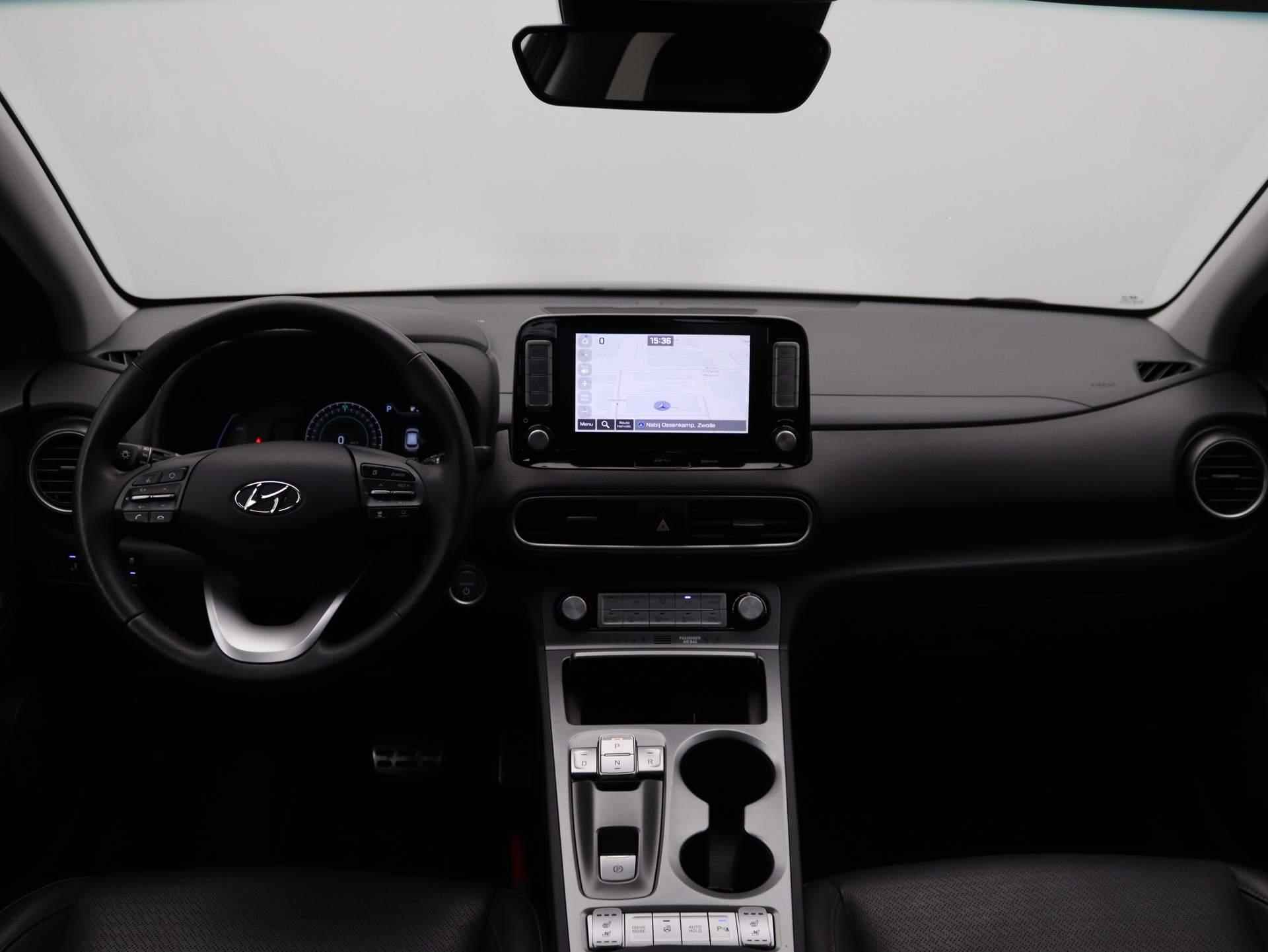 Hyundai Kona EV Premium 64 kWh | Airco | Navigatie | Achteruitrijcamera | Cruise Control | Lederen bekleding | - 30/45